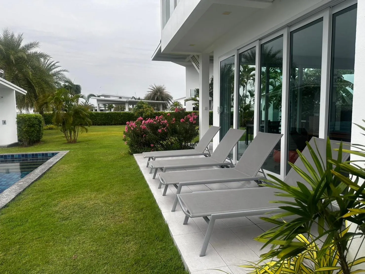 Modern 3 bedroom Pool Villa PG19