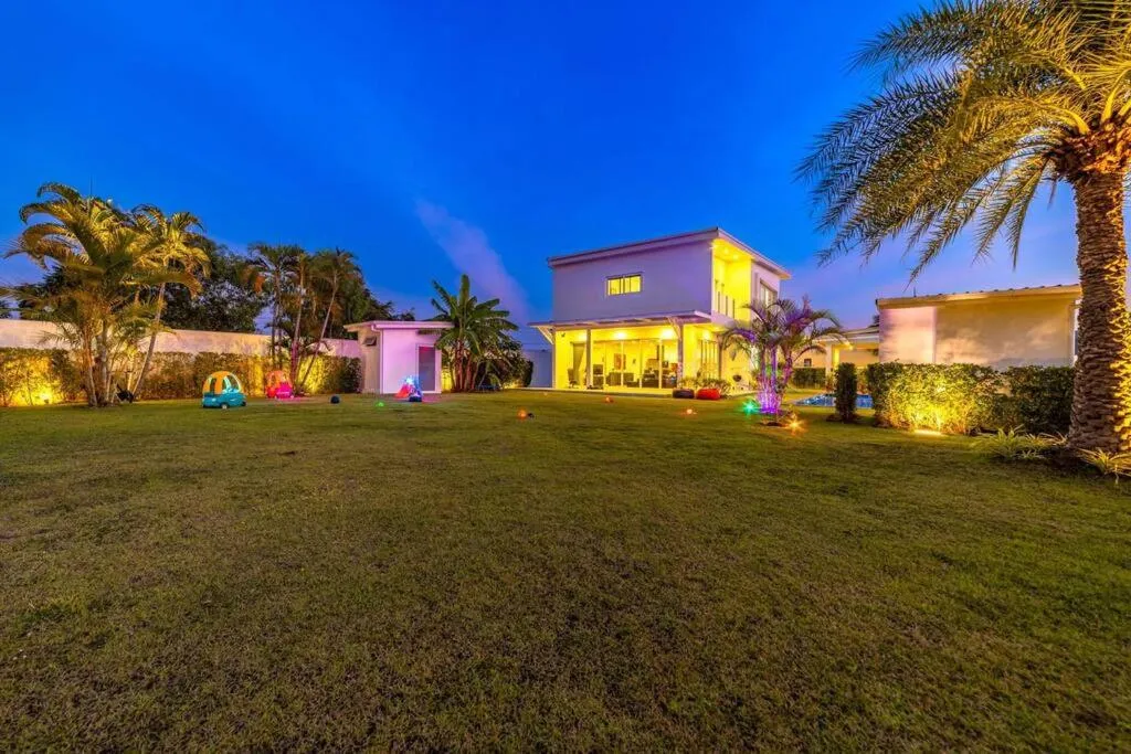 Modern 3 bedroom Pool Villa PG19