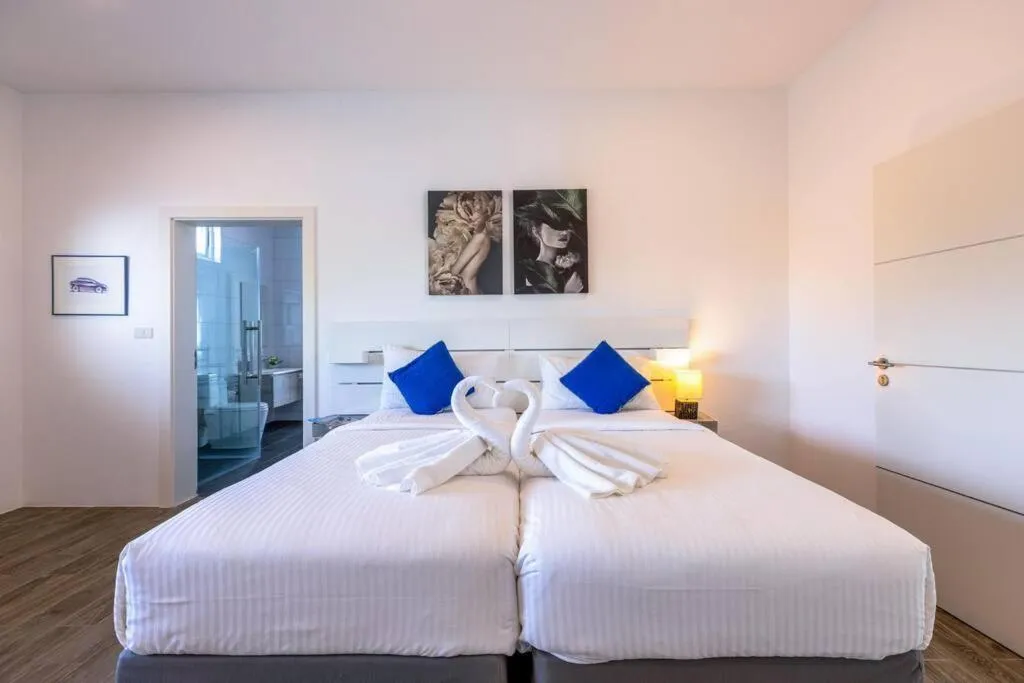 Bed in Modern 3 bedroom Pool Villa PG19