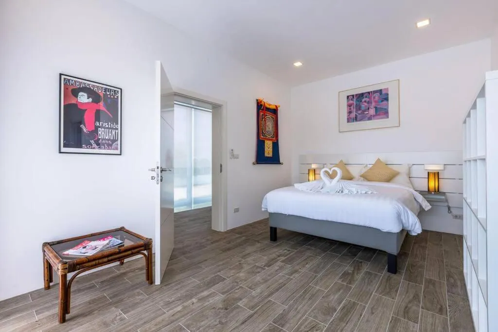 Bed in Modern 3 bedroom Pool Villa PG19