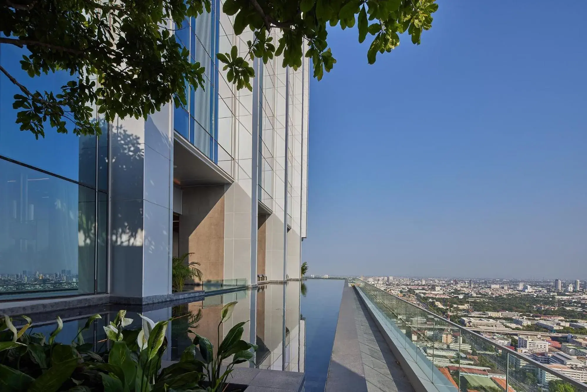 Swimming pool in Eastin Grand Hotel Phayathai Swimming pool in Eastin Grand Hotel Phayathai
