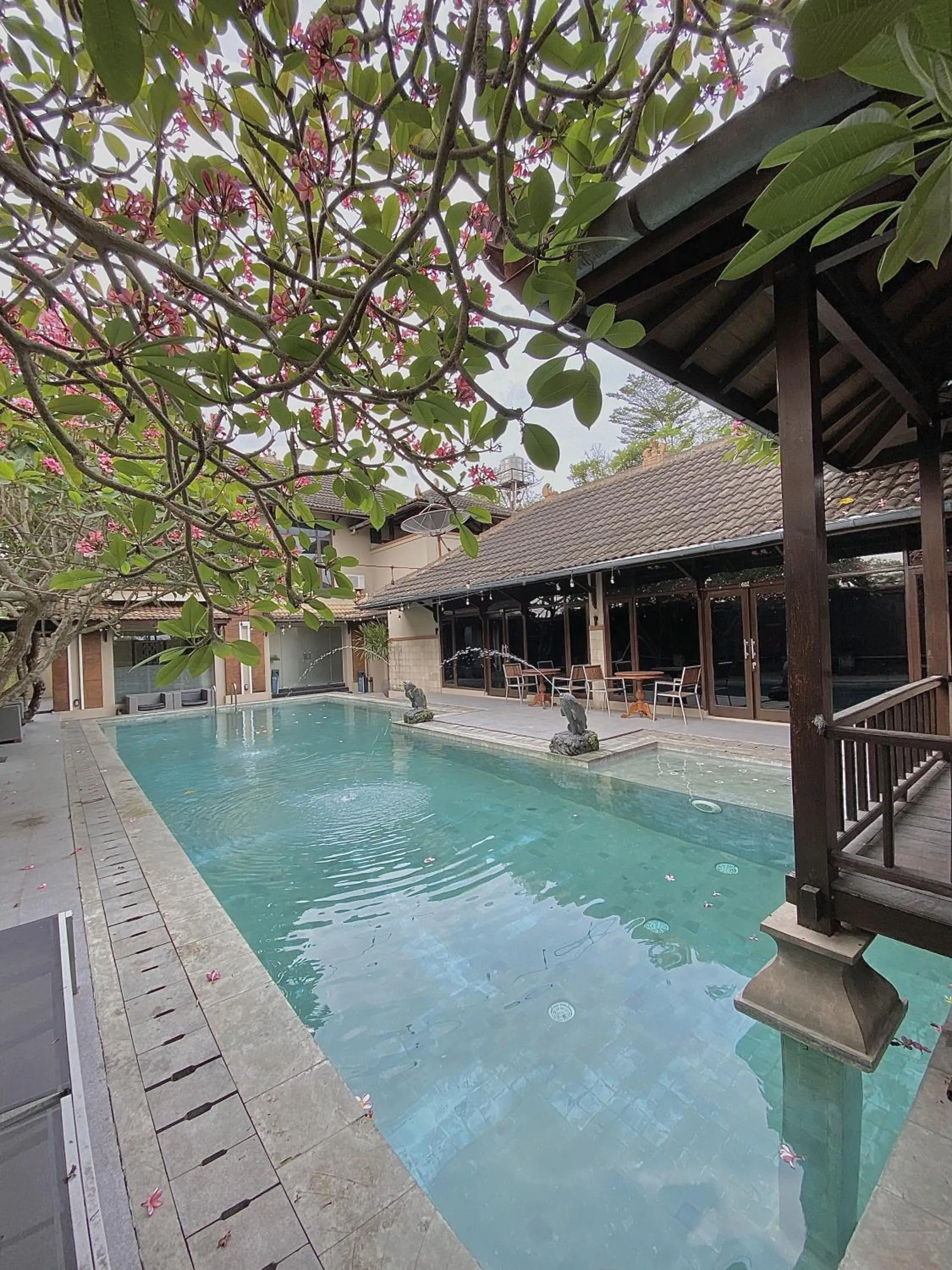 chrome hotel & resort solo