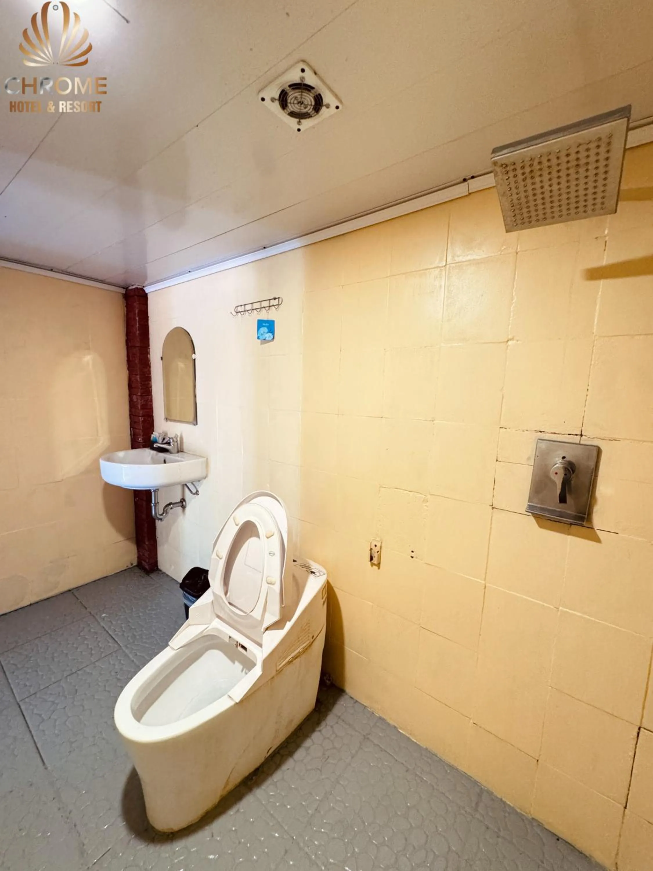 Bathroom in chrome hotel & resort solo