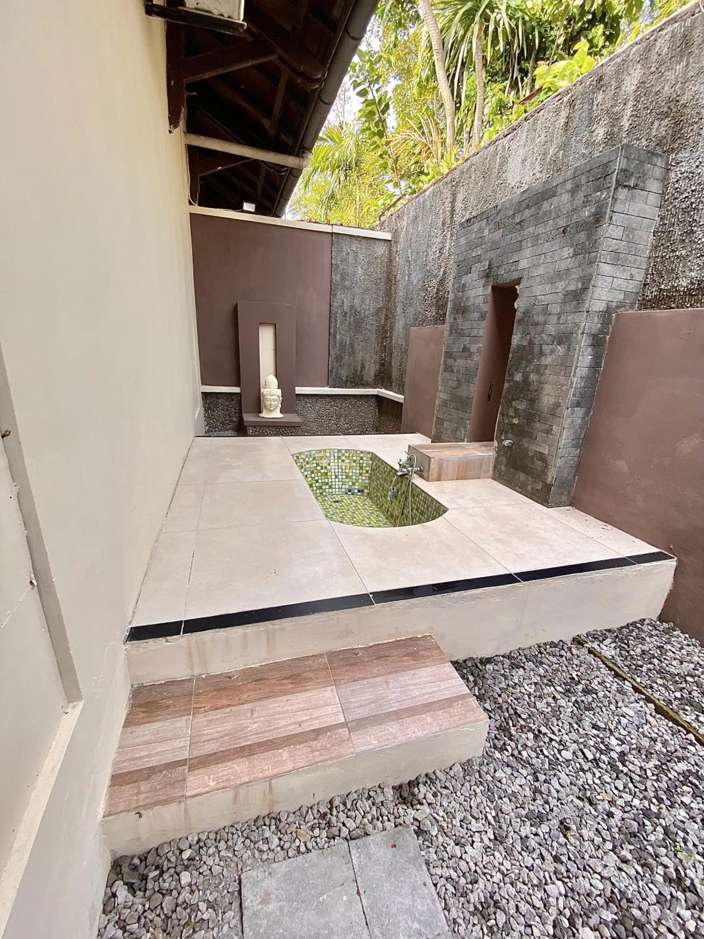 chrome hotel & resort solo