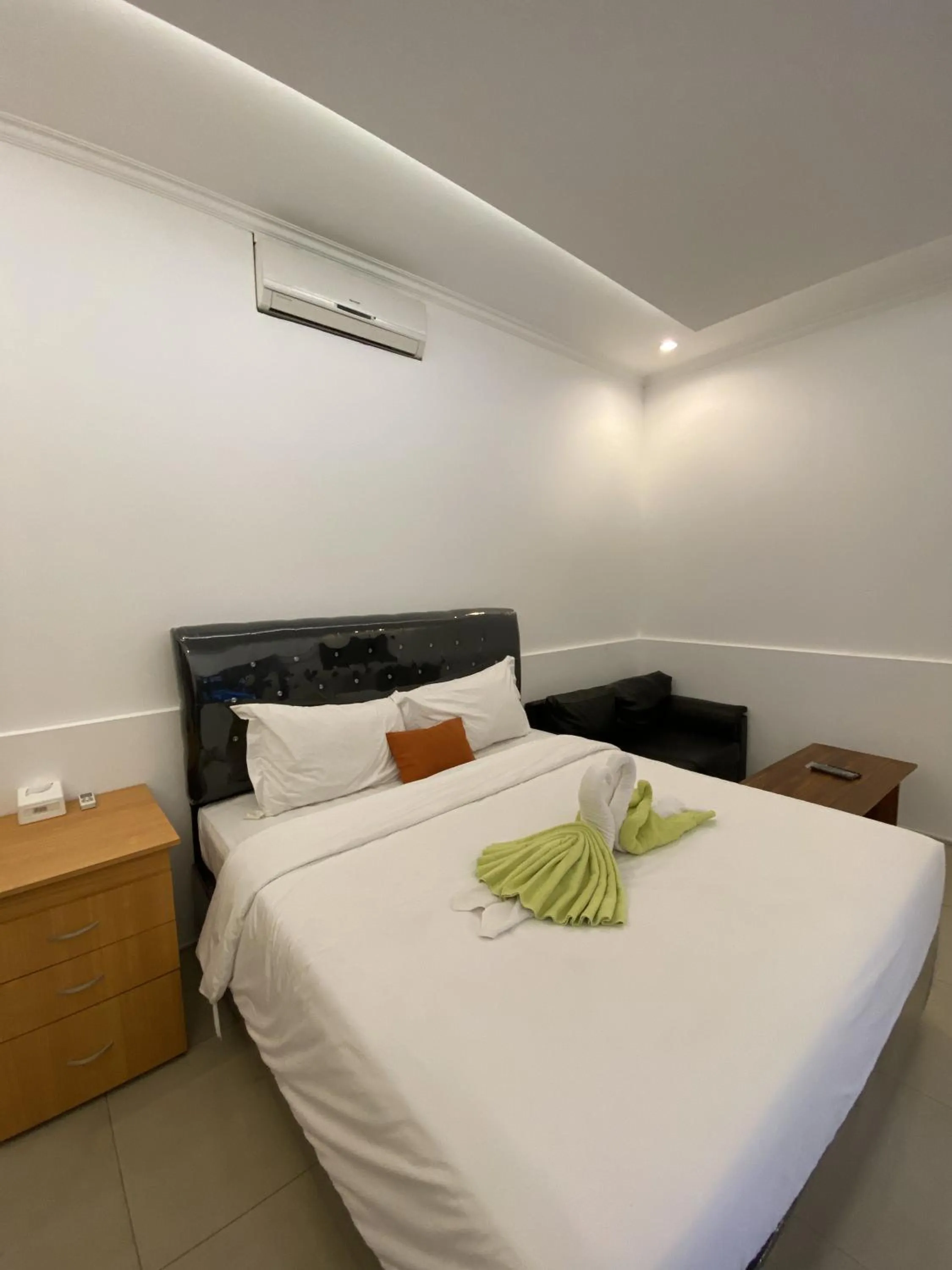 Bed in chrome hotel & resort solo