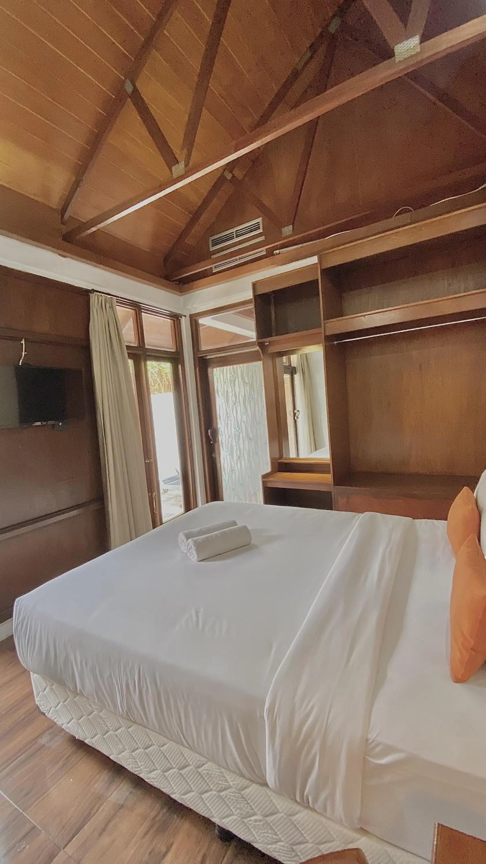 Bed in chrome hotel & resort solo