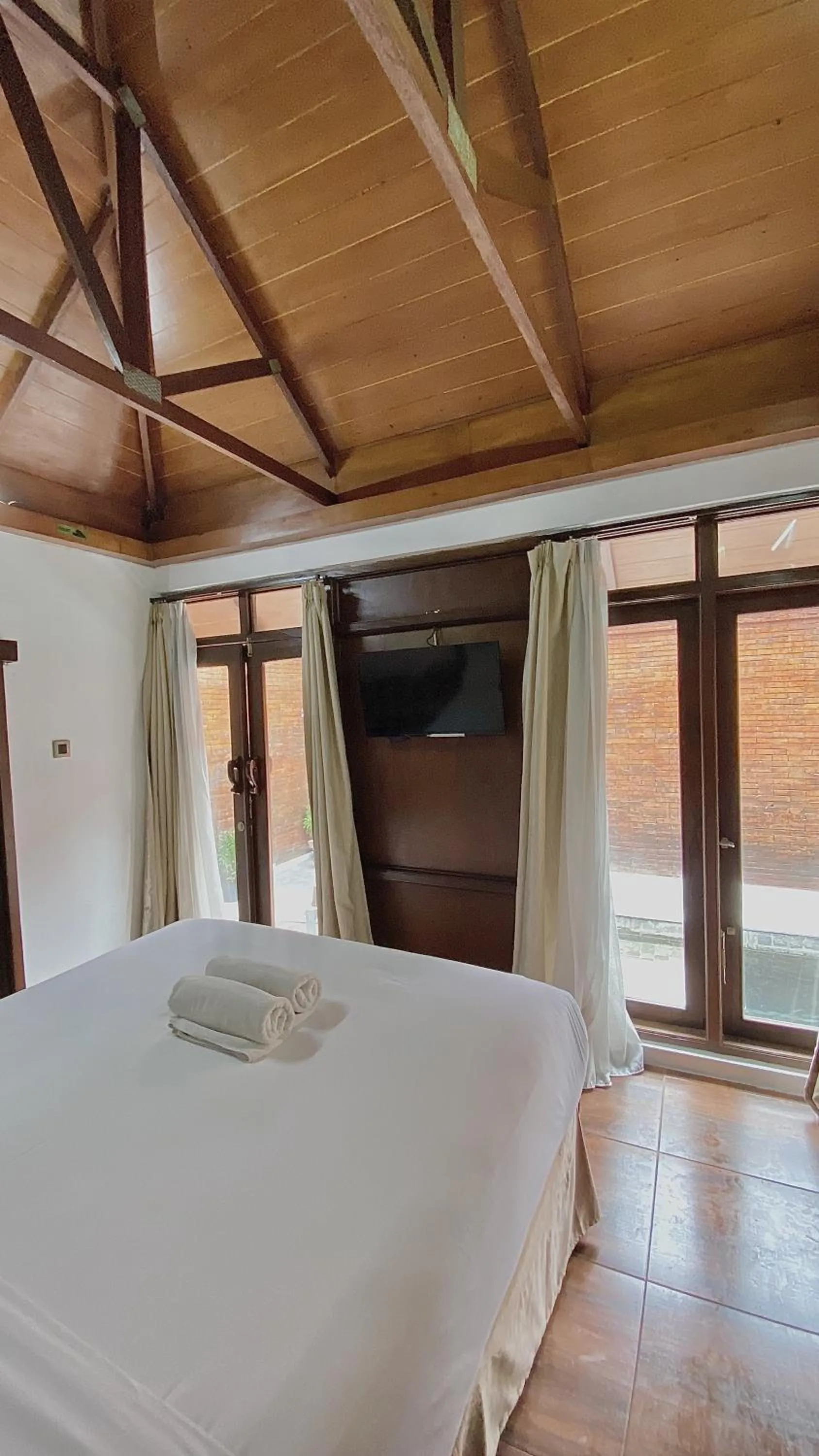 Bed in chrome hotel & resort solo