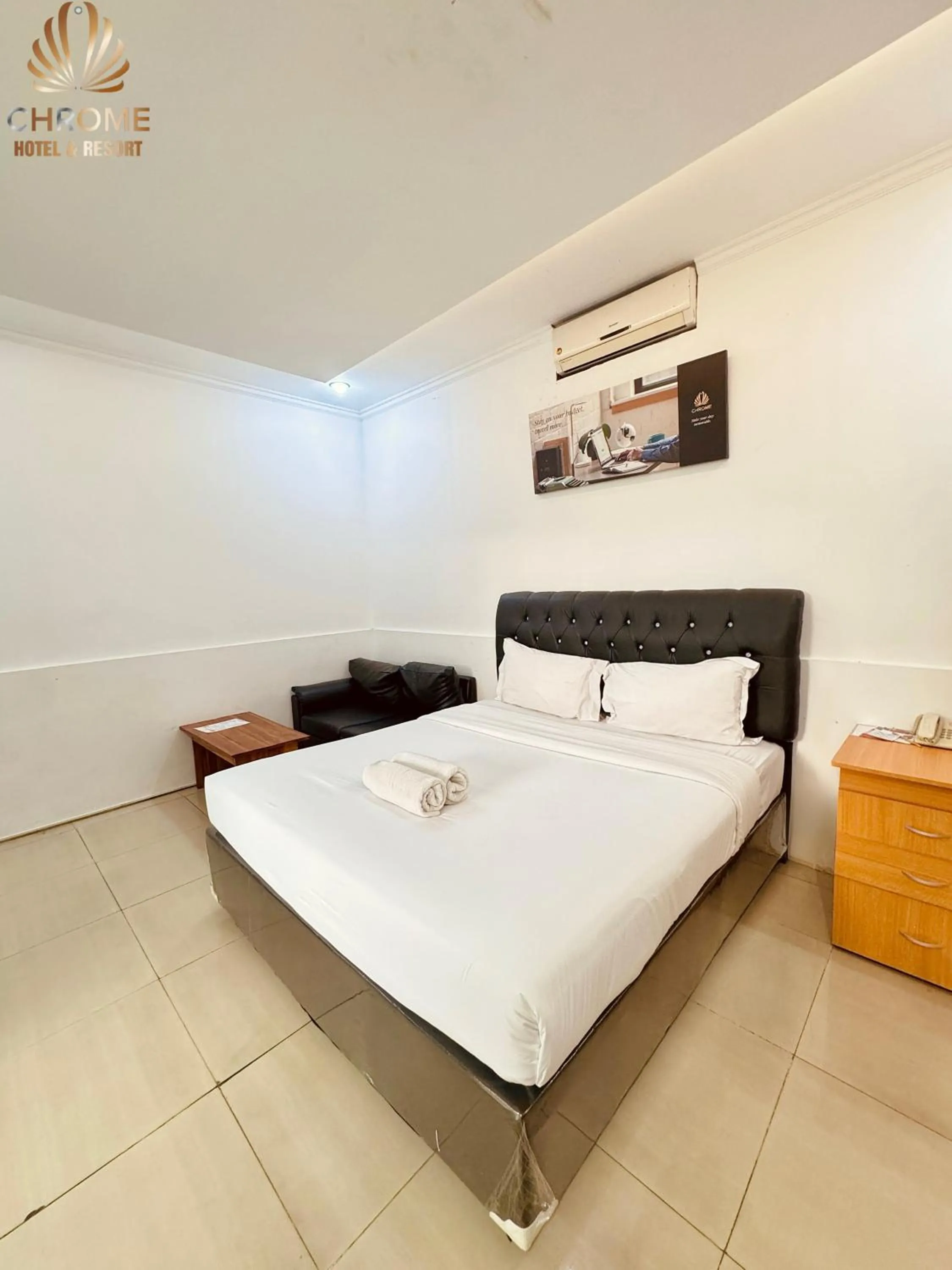 Bedroom, Bed in chrome hotel & resort solo