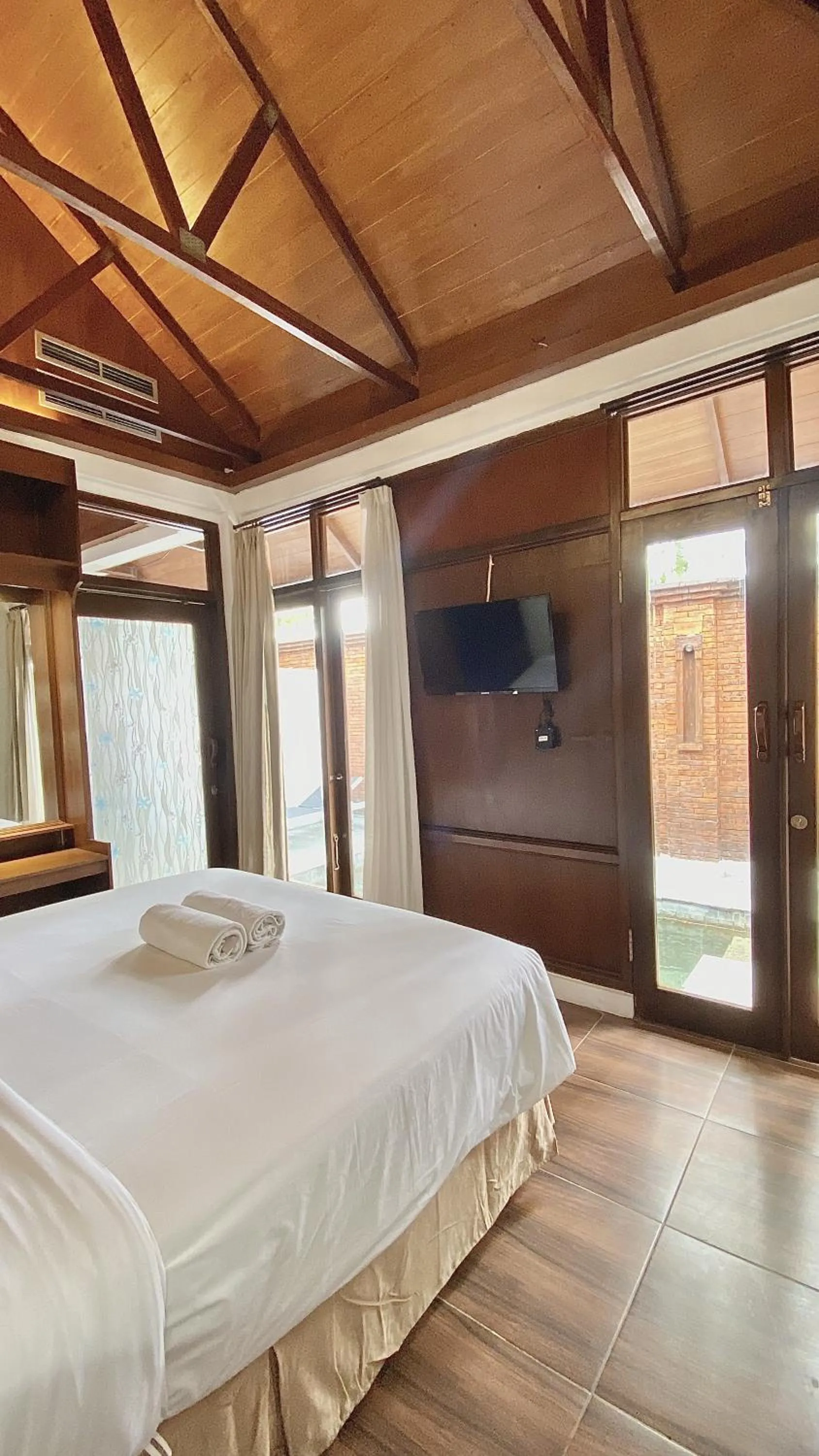 Bed in chrome hotel & resort solo