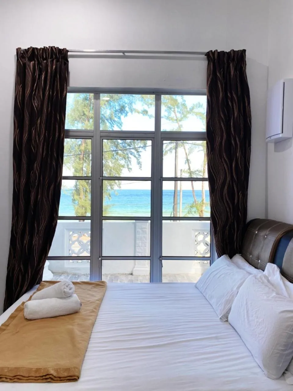 Bed in Raihan Beach Resort