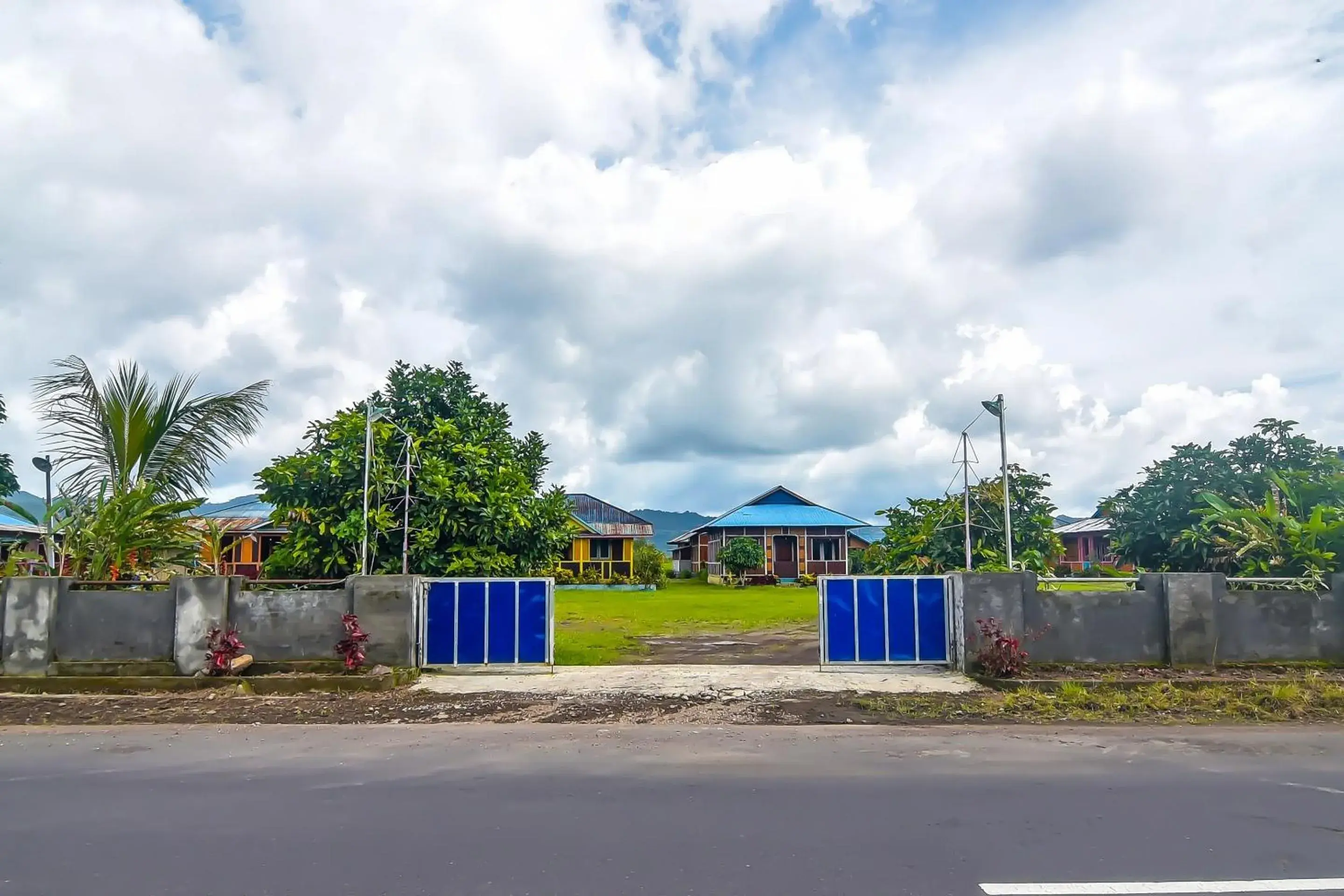 Facade/entrance in Hotel O Filadelfia Resto & Penginapan Near Benteng Moraya Facade/entrance in Hotel O Filadelfia Resto & Penginapan Near Benteng Moraya