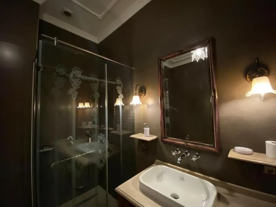 Shower in Aslan Residence