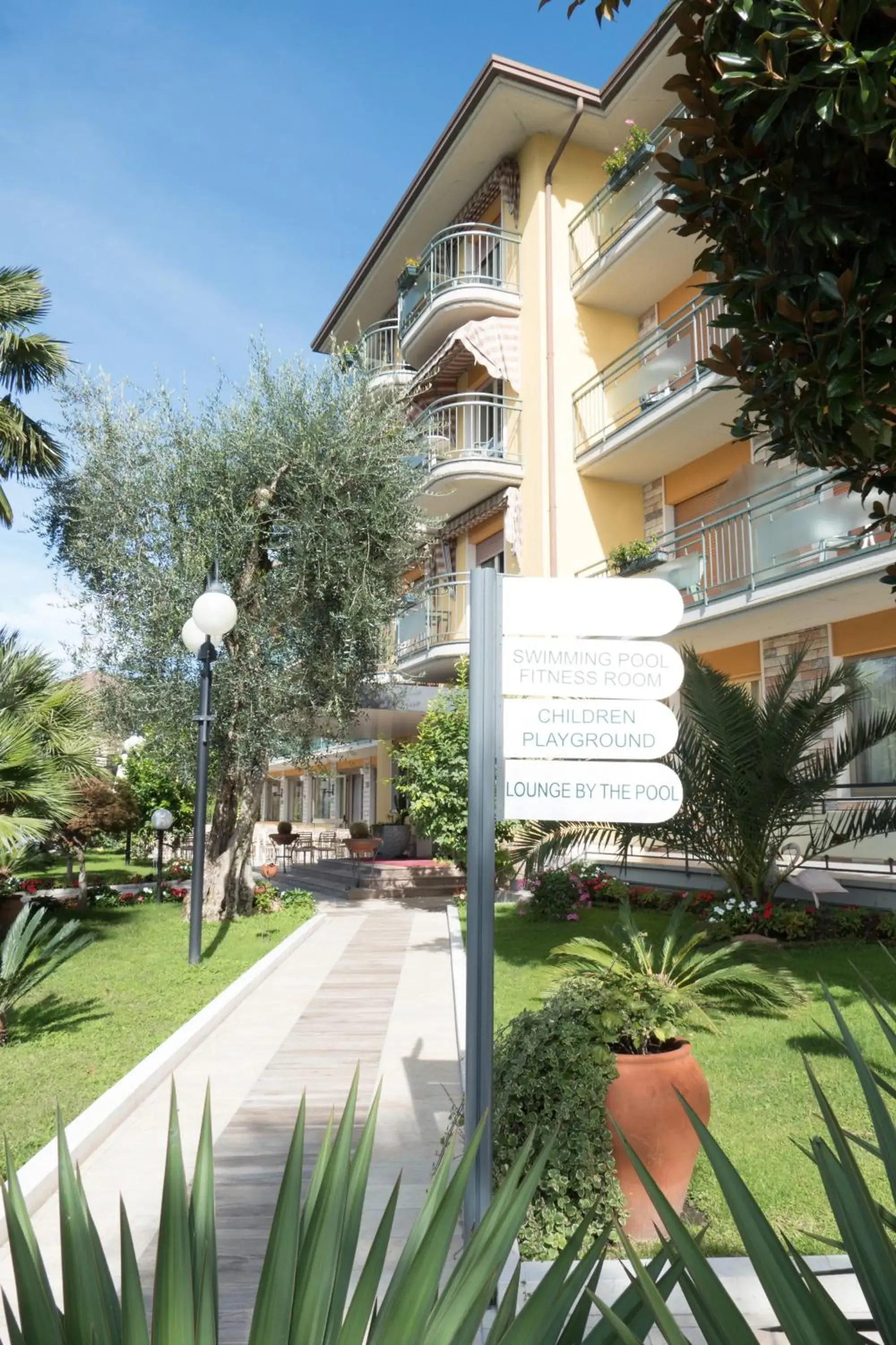 Garden, Property Building in Hotel Drago