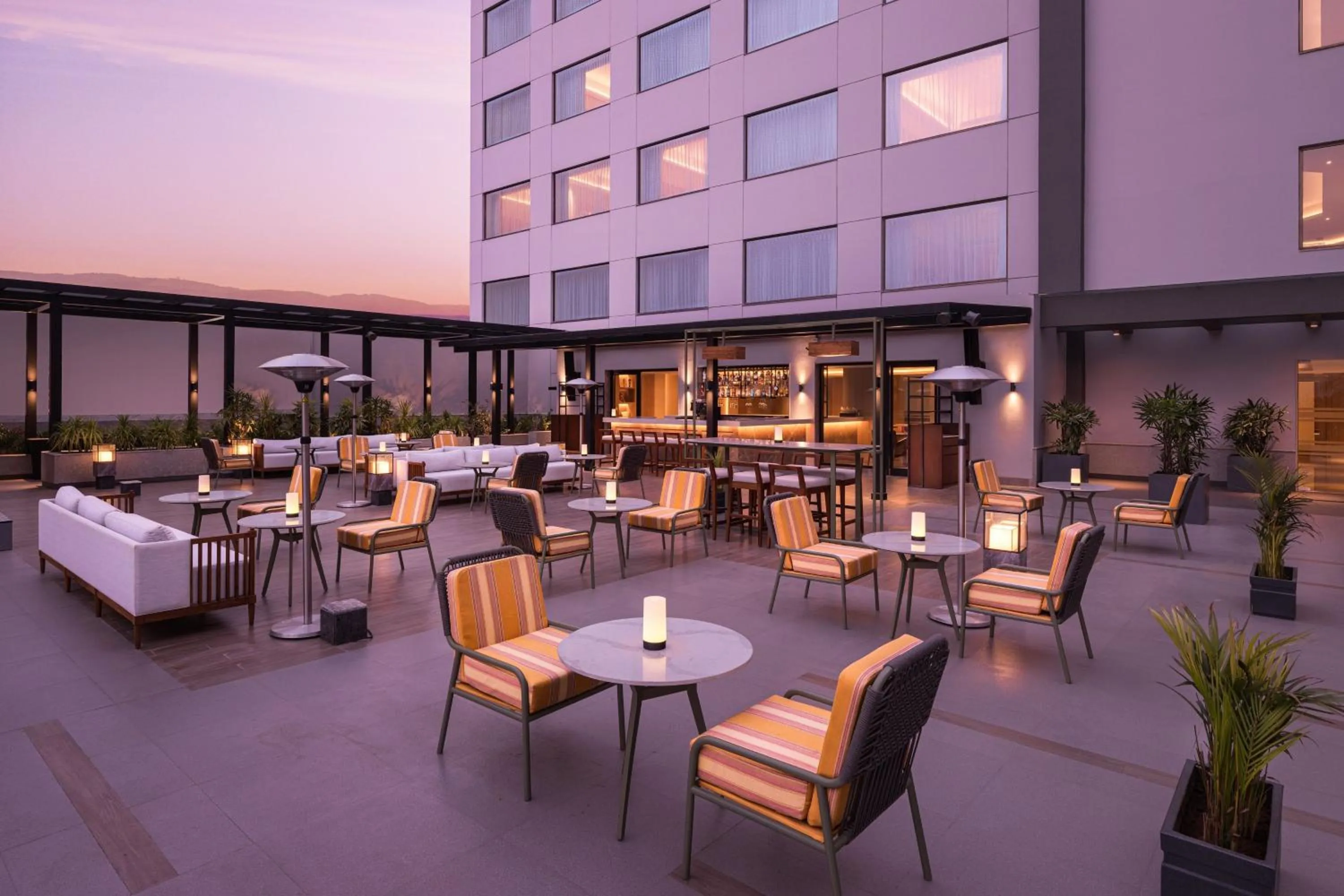 Restaurant/places to eat in Courtyard by Marriott Shillong