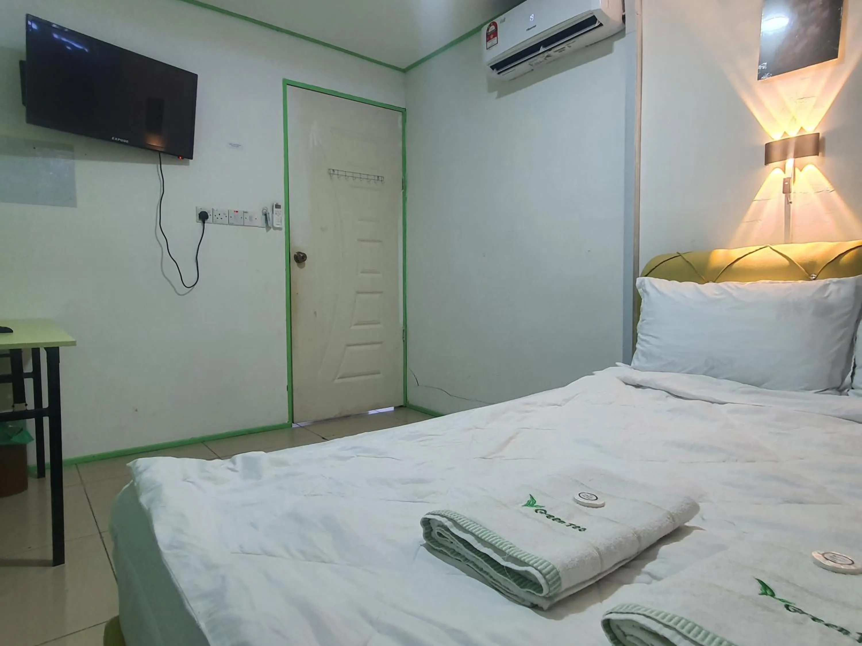 Bedroom, Bed in Hotel O Green Leaf Guest Lodge Kk