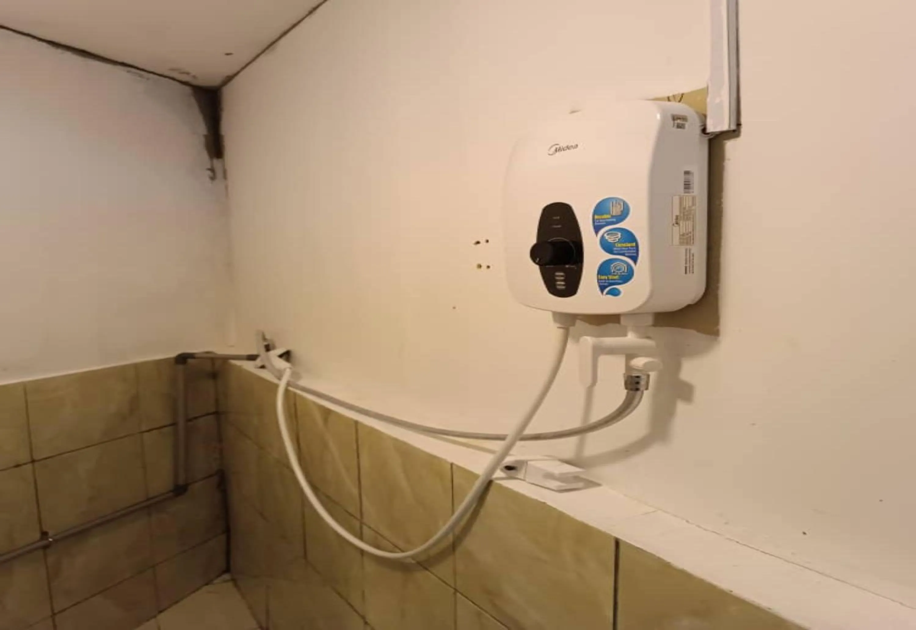 Single Room with Private Bathroom - single occupancy in Hotel O Green Leaf Guest Lodge Kk