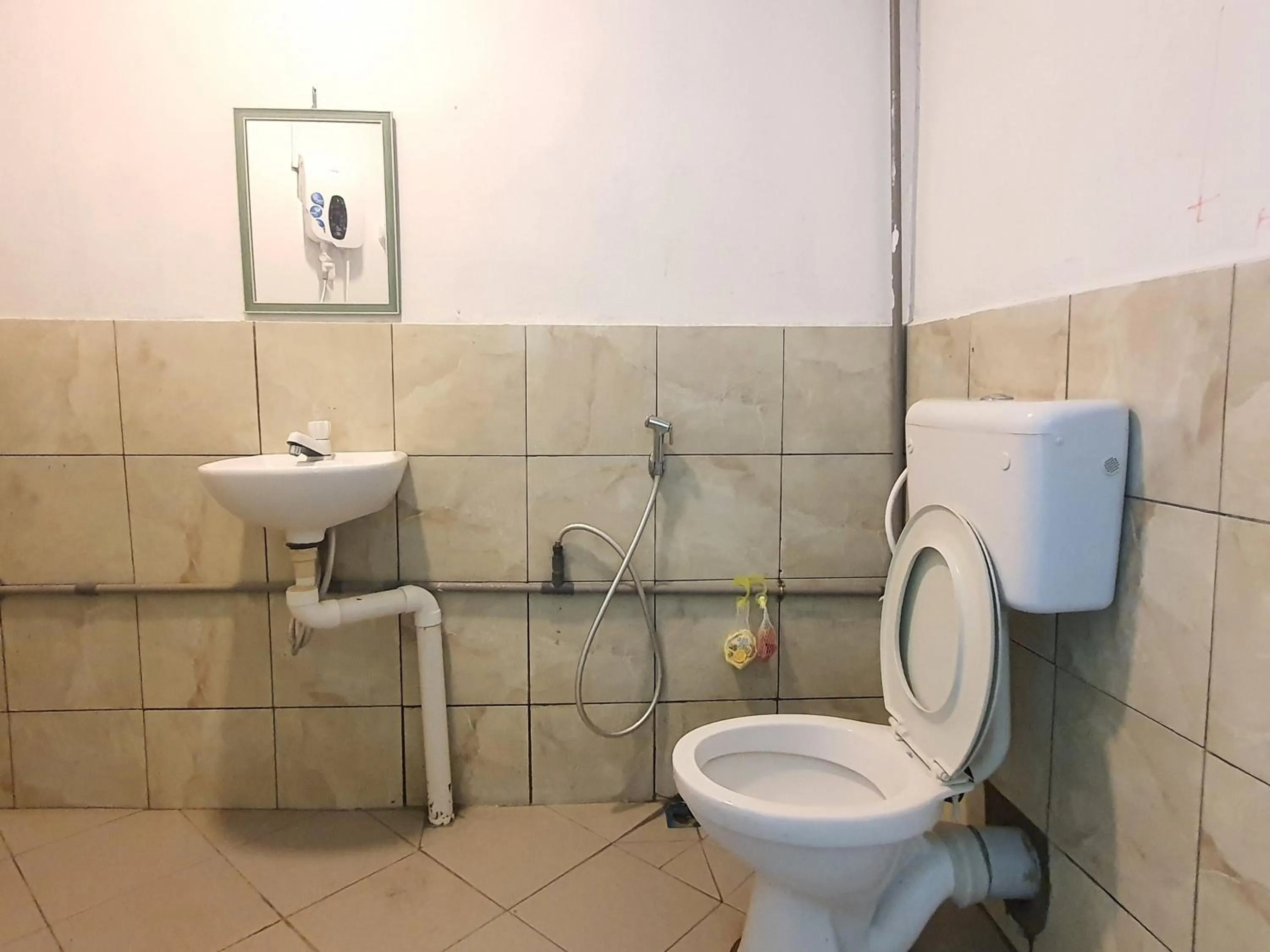 Bathroom in Hotel O Green Leaf Guest Lodge Kk