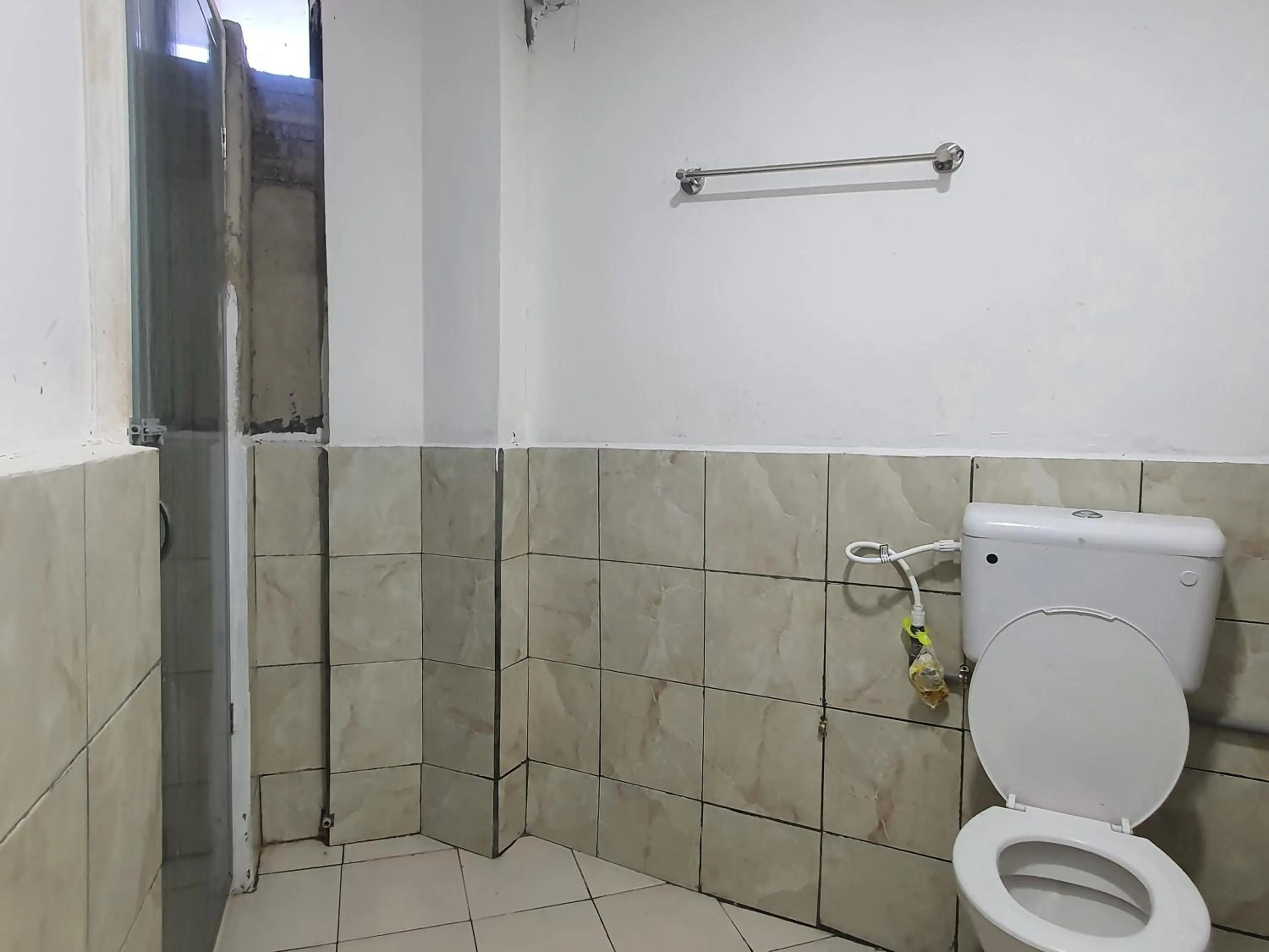 Bathroom in Hotel O Green Leaf Guest Lodge Kk