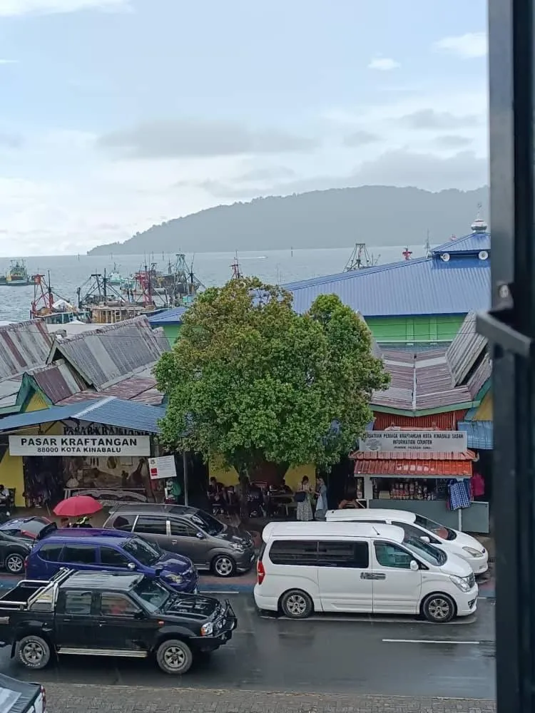 Facade/entrance in Hotel O Green Leaf Guest Lodge Kk
