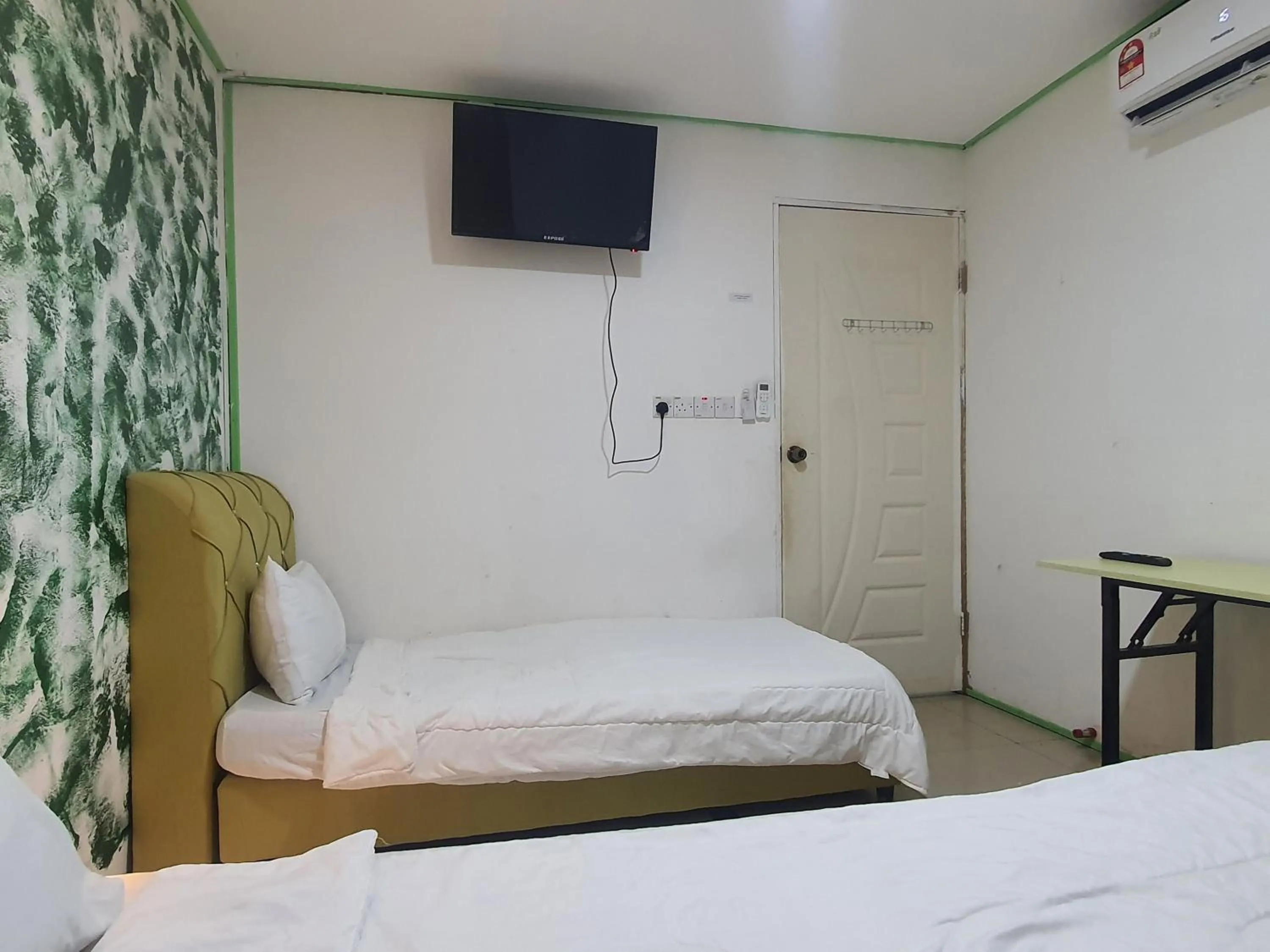 Bedroom, Bed in Hotel O Green Leaf Guest Lodge Kk