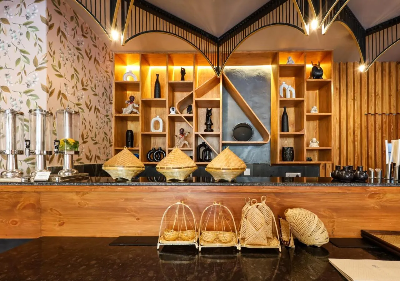 Restaurant/places to eat in Bloom Hotel - Golf Course Road, Sector 43