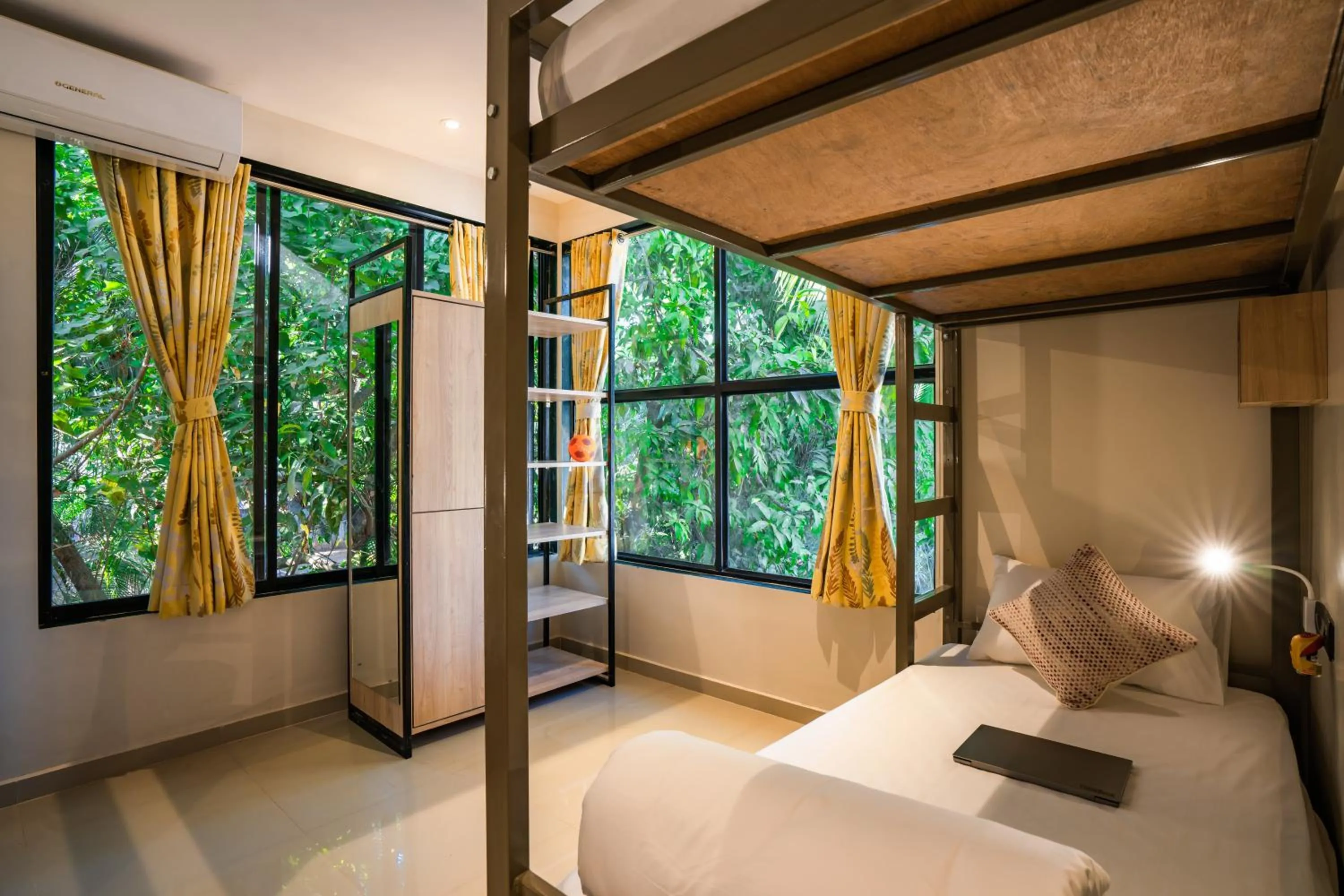 Bed in Zostel Goa, Morjim