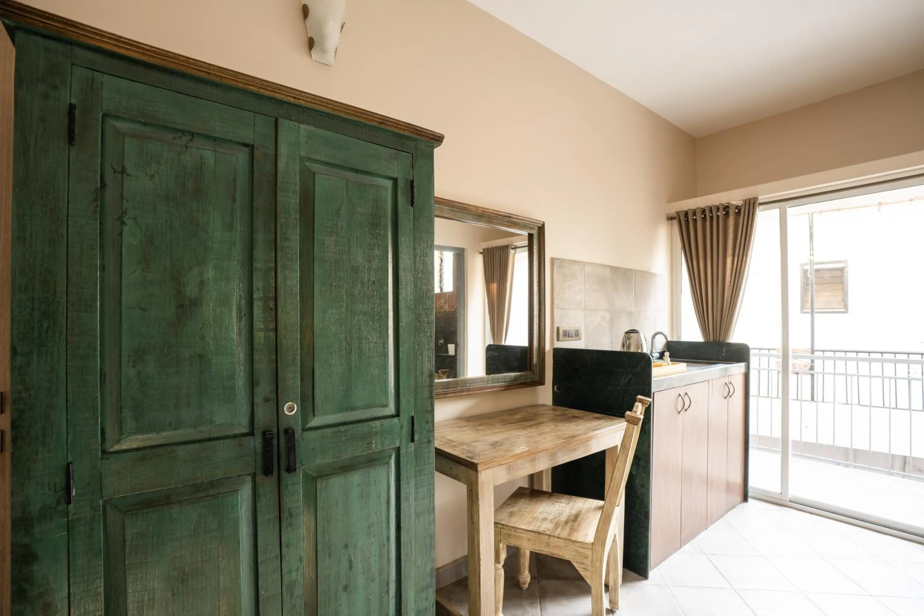 hair dresser in Zostel Goa, Morjim