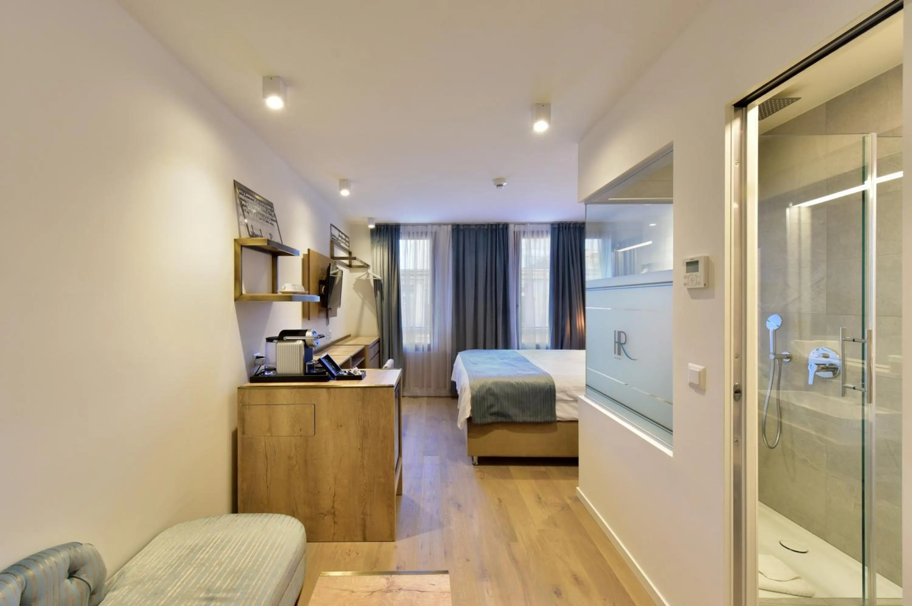 Bed in Hôtel Rousseau Plus