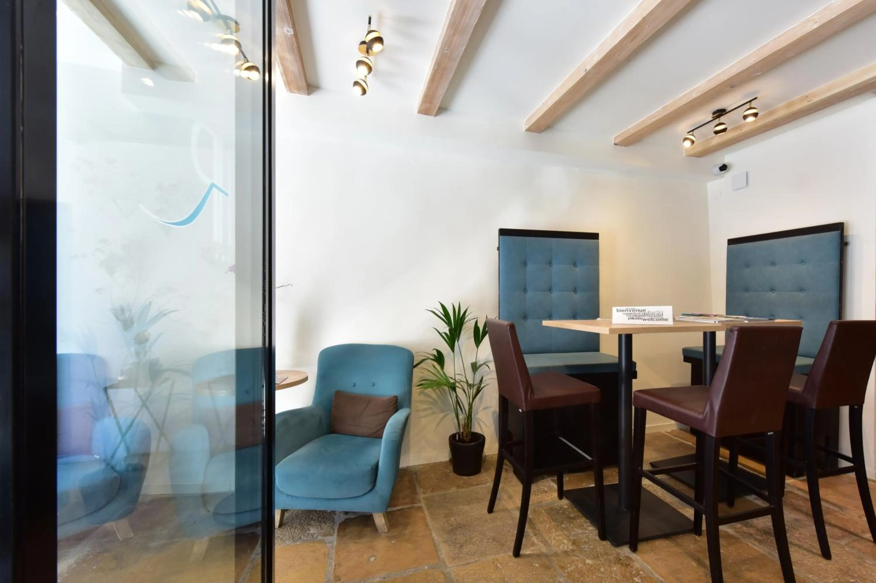 Lounge or bar in Hôtel Rousseau Plus