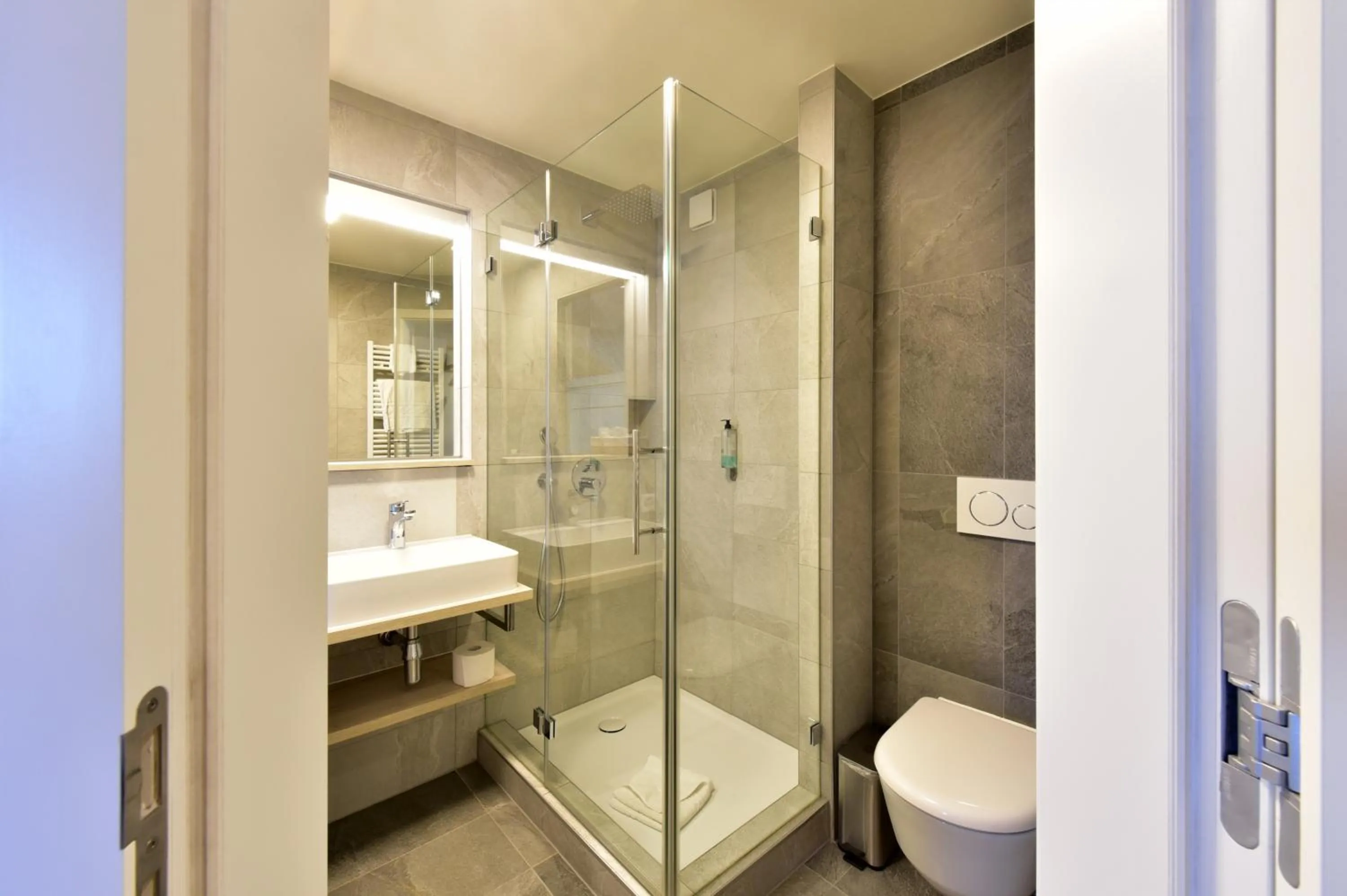 Shower in Hôtel Rousseau Plus