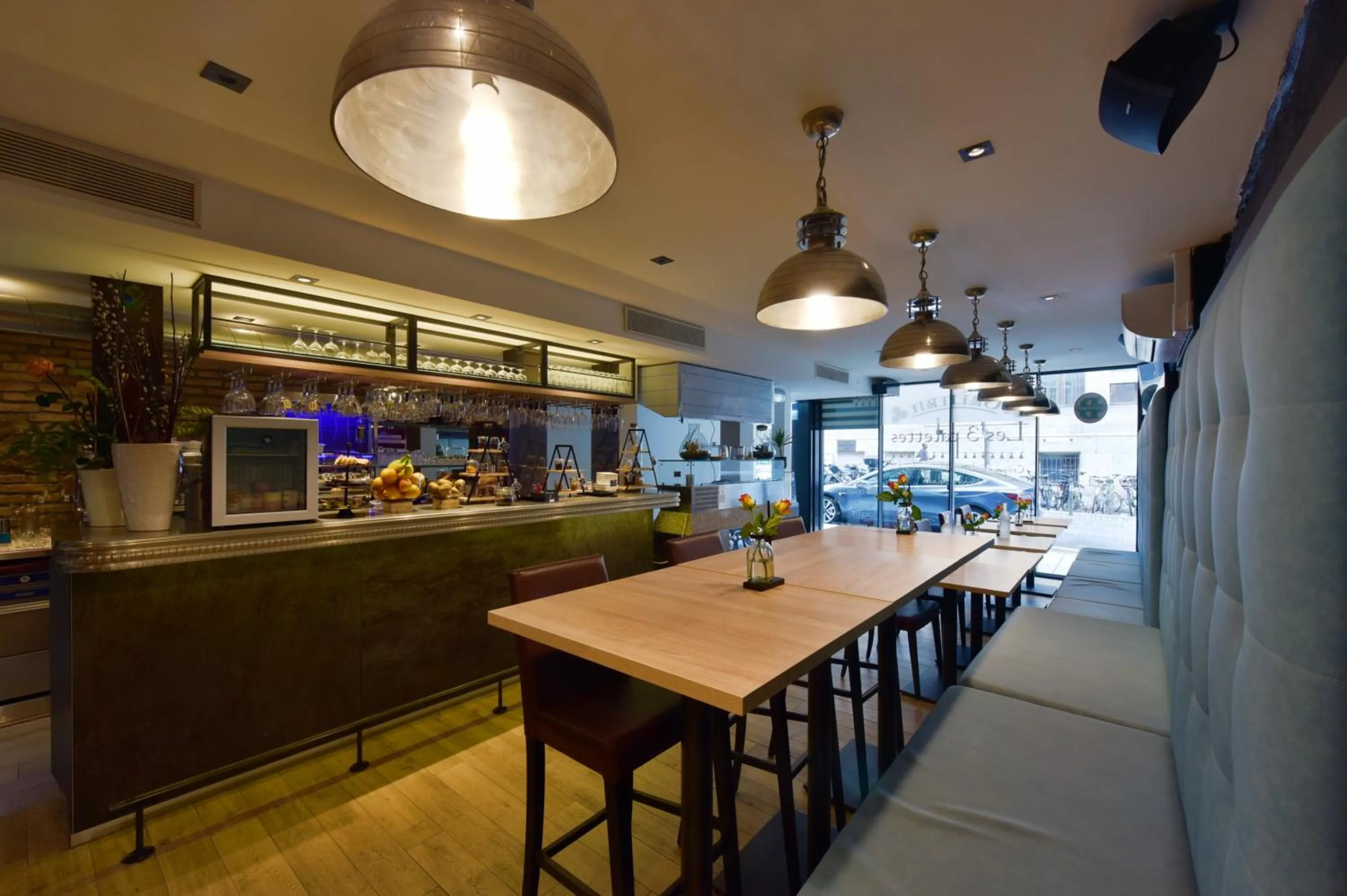 Restaurant/places to eat in Hôtel Rousseau Plus