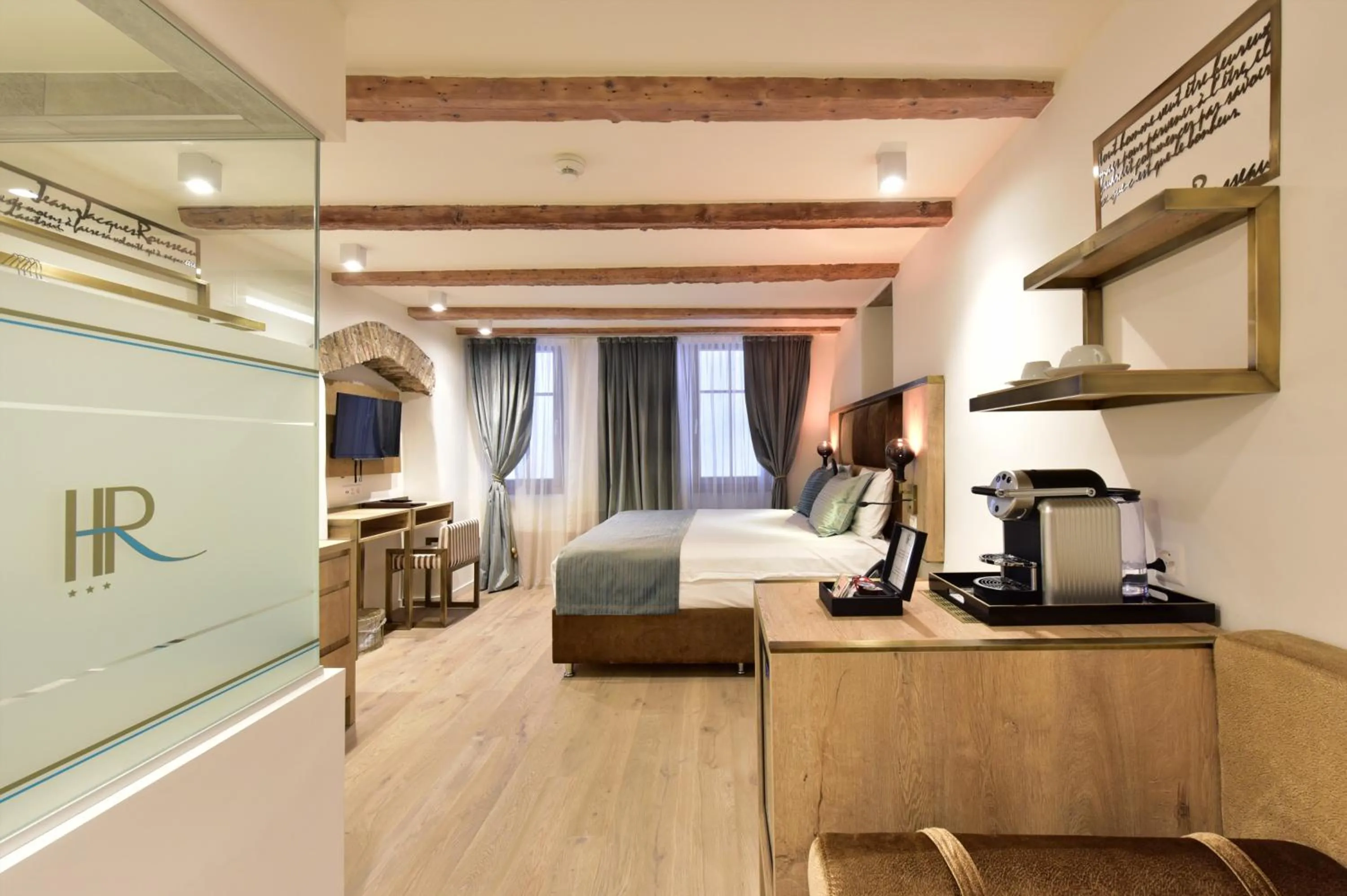 Bed in Hôtel Rousseau Plus