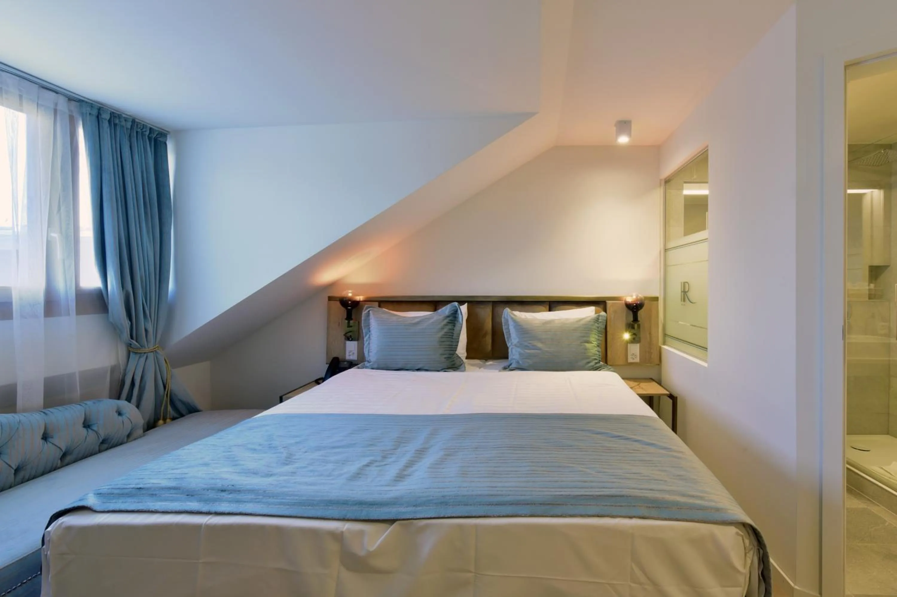 Bed in Hôtel Rousseau Plus