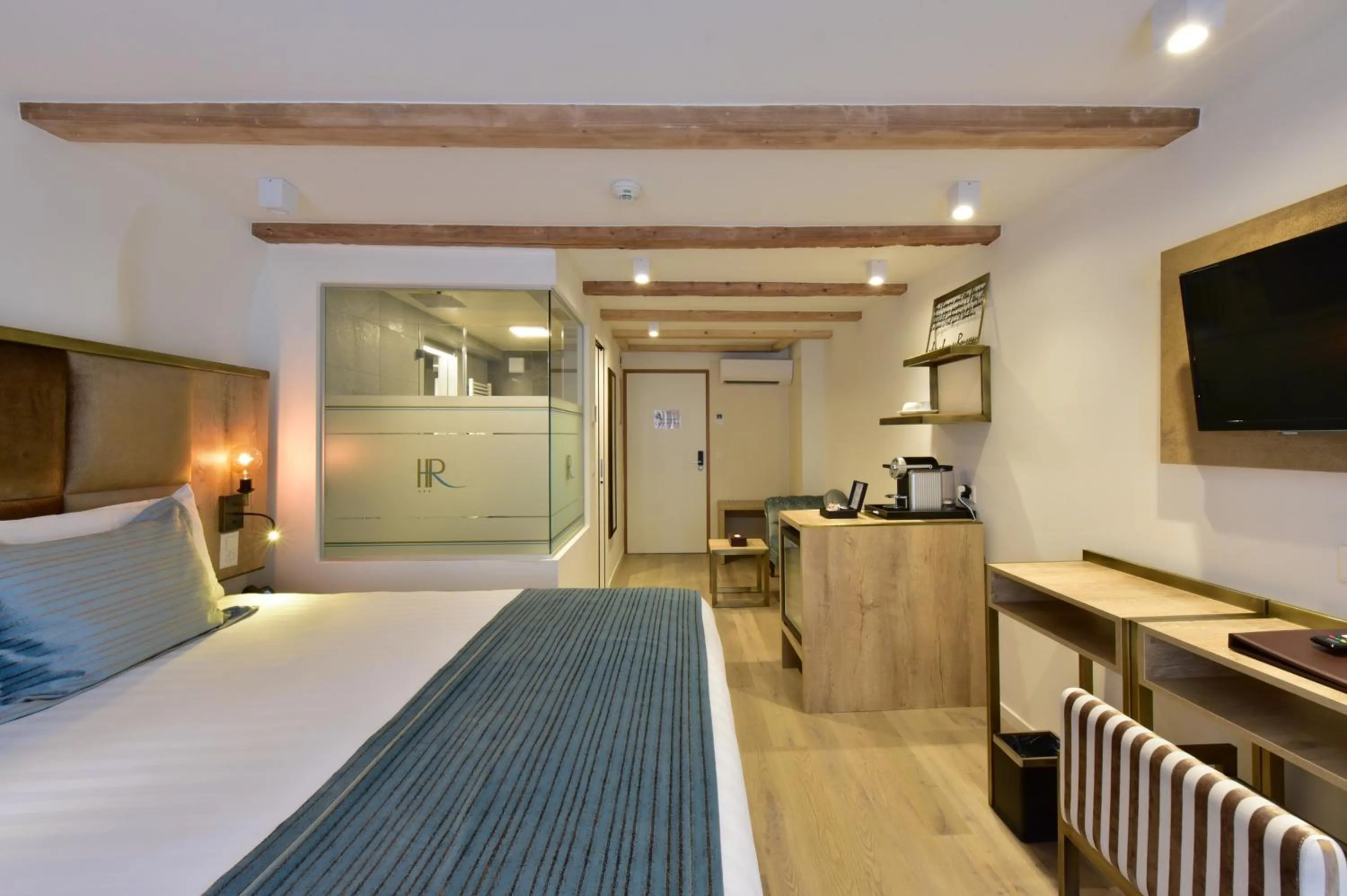 Photo of the whole room, Bed in Hôtel Rousseau Plus