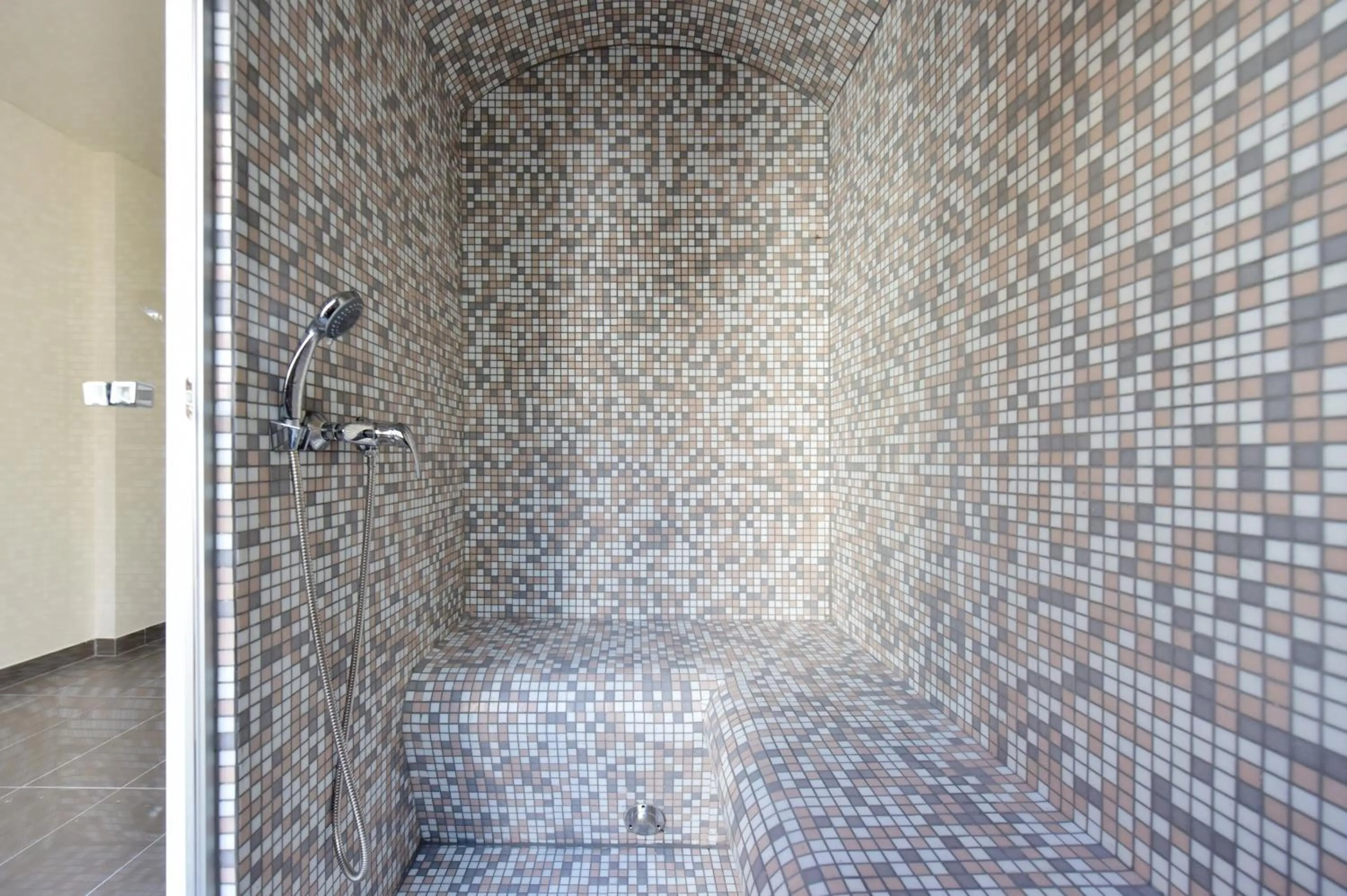 Steam room in Hôtel Rousseau Plus