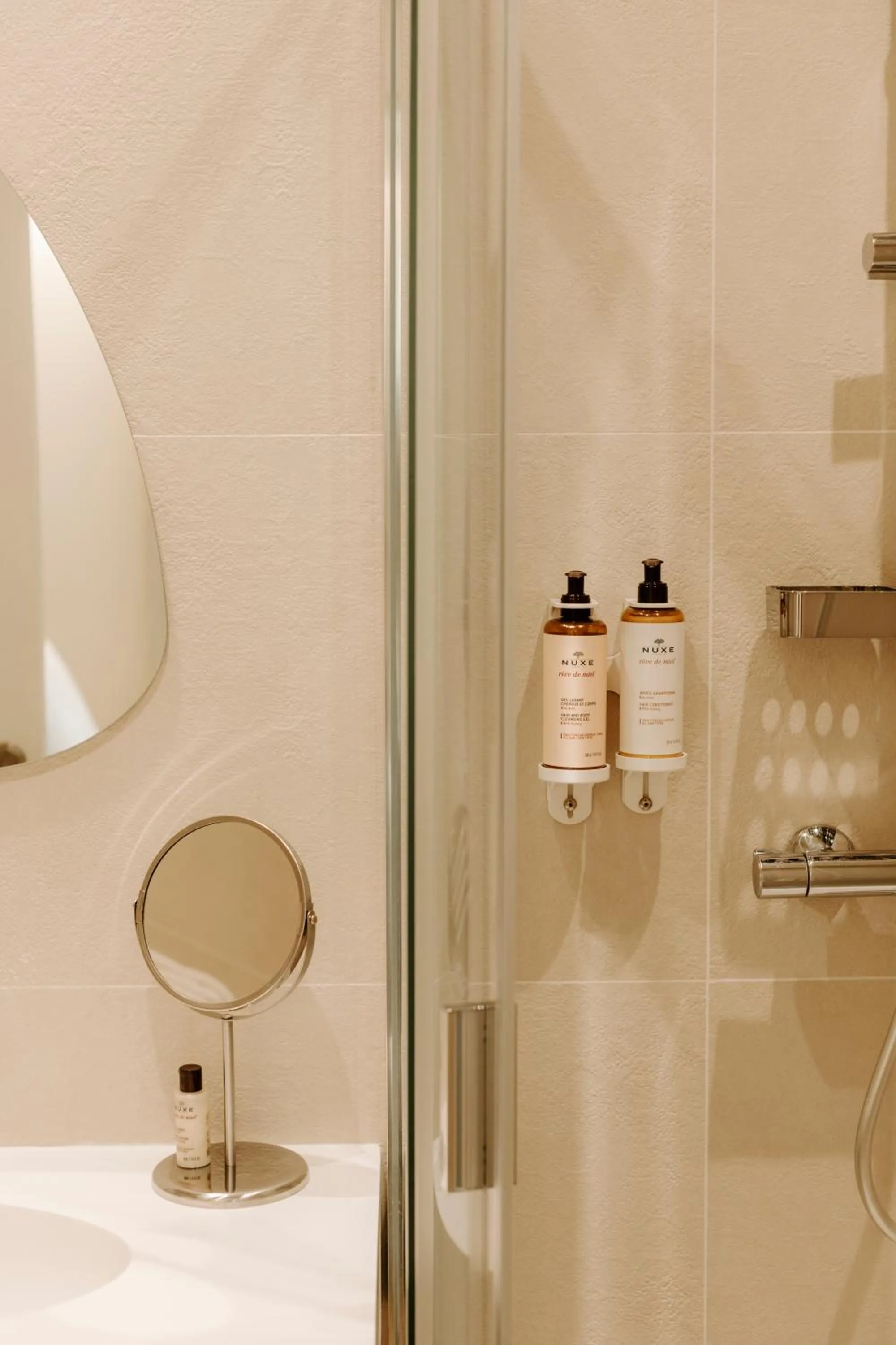 Shower in Soko Hotels-Pont du Gard