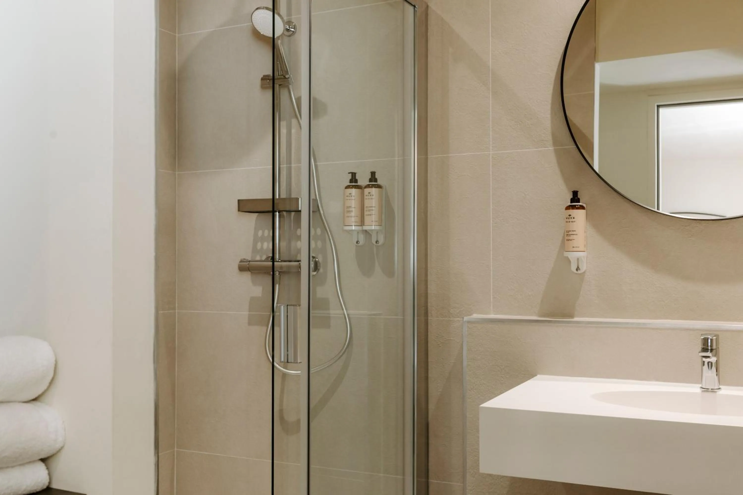 Shower in Soko Hotels-Pont du Gard