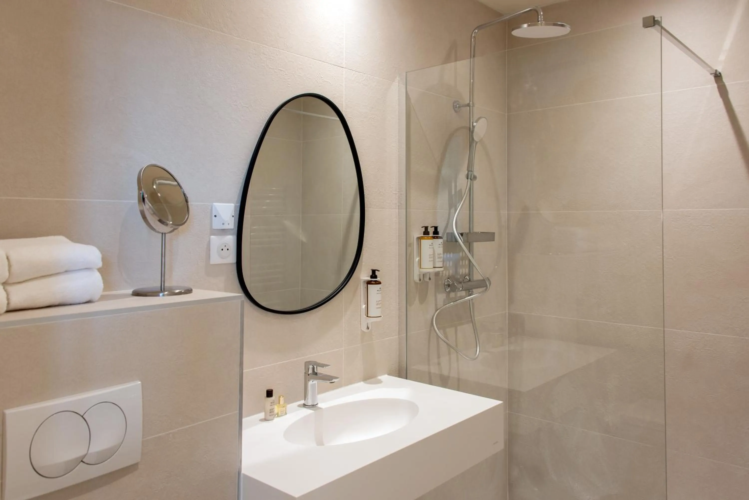 Shower in Soko Hotels-Pont du Gard