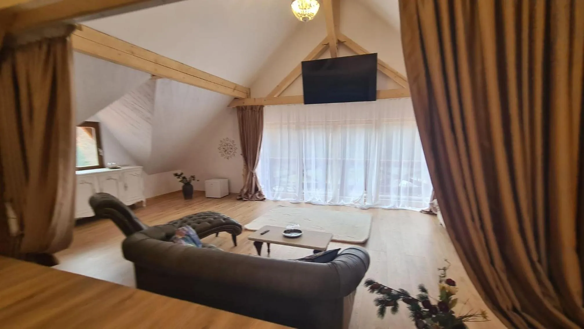 Photo of the whole room in Conacul Radacinilor