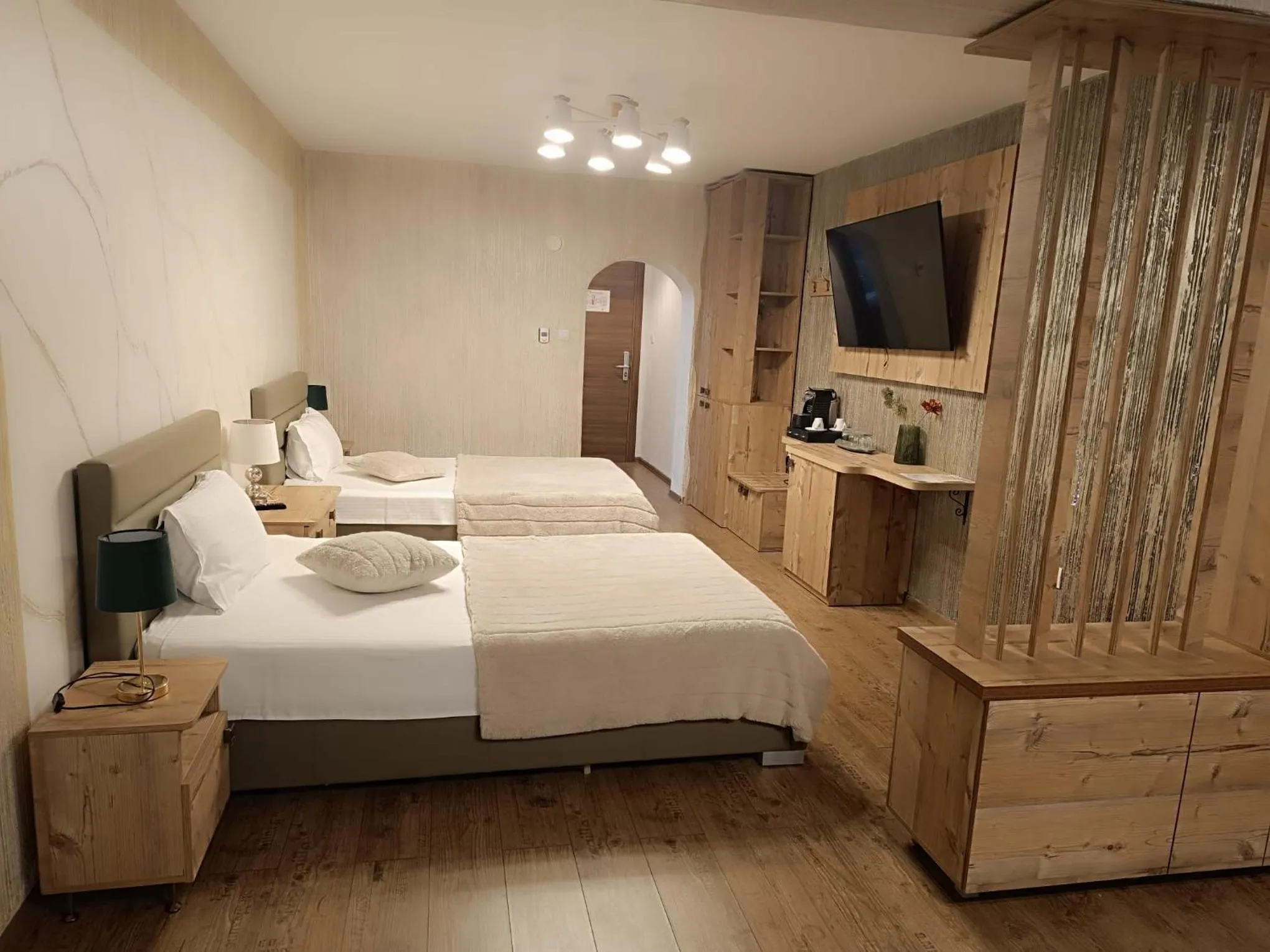 Communal lounge/ TV room, Bed in Conacul Radacinilor