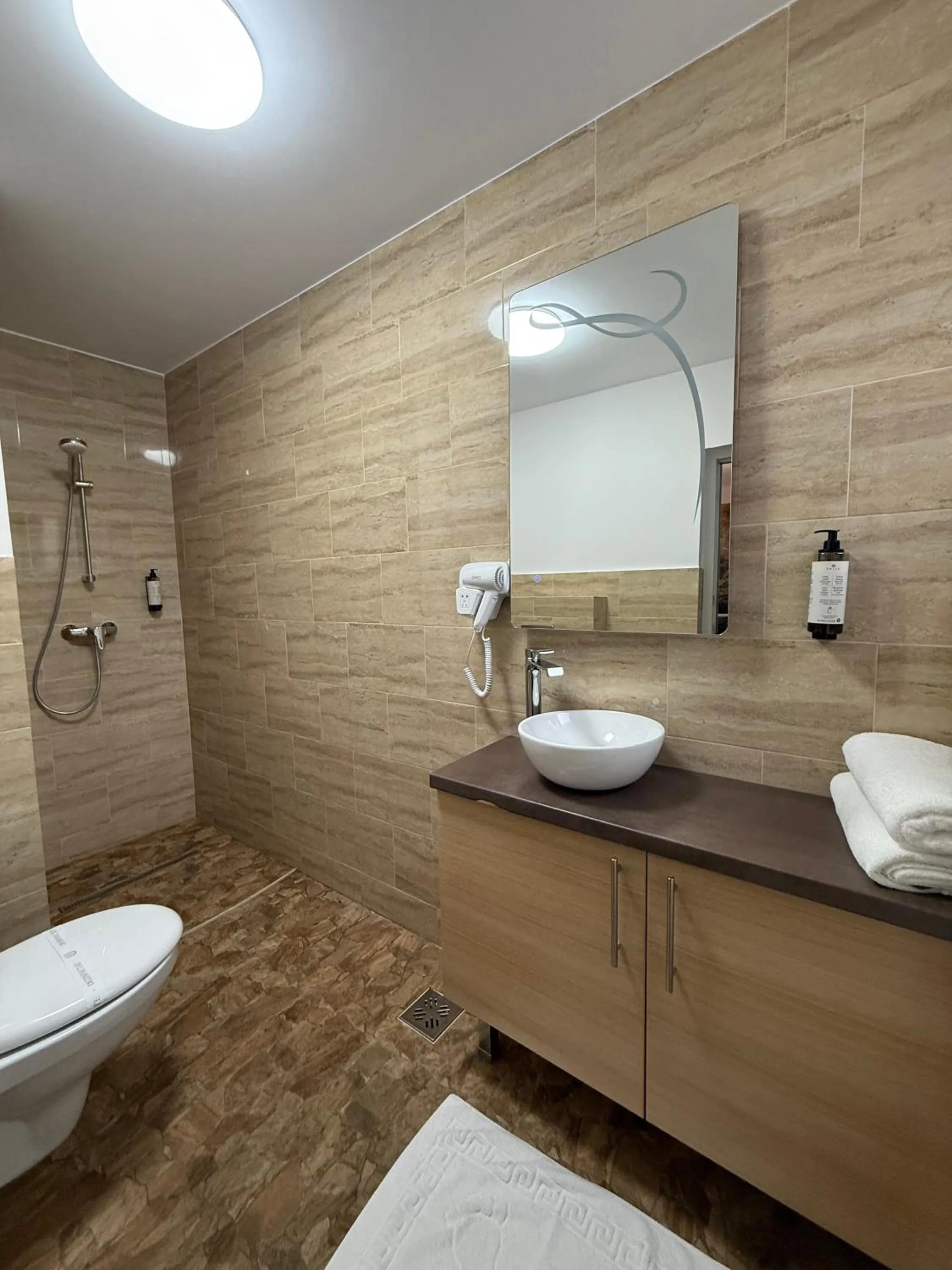 Shower in Conacul Radacinilor