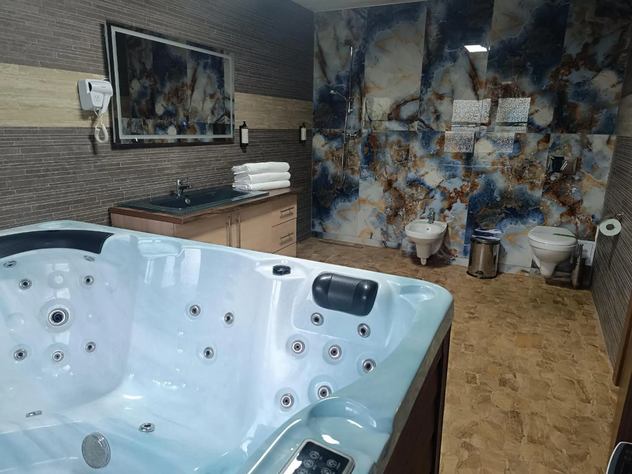 Hot Tub in Conacul Radacinilor