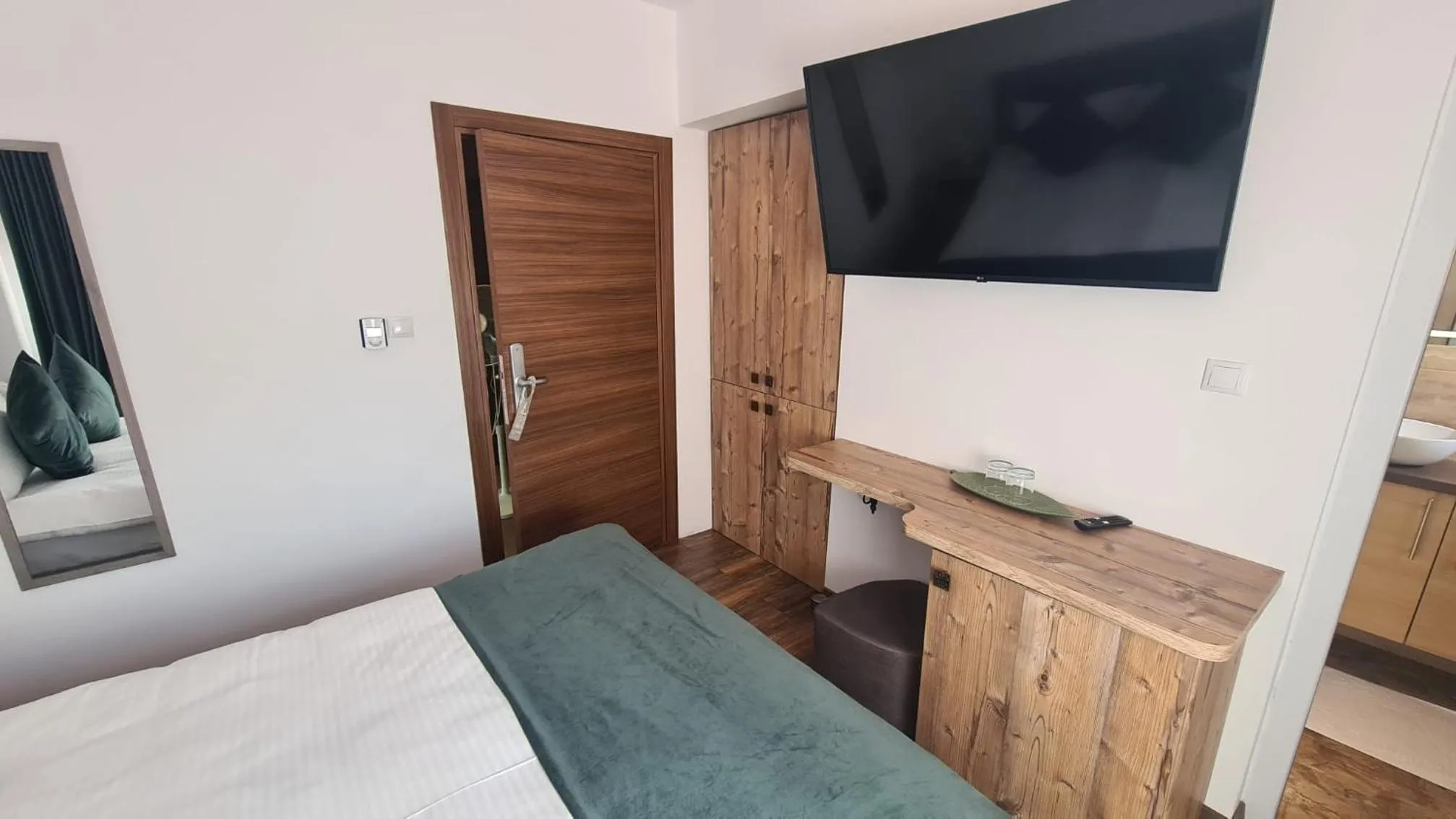 Communal lounge/ TV room, Bed in Conacul Radacinilor