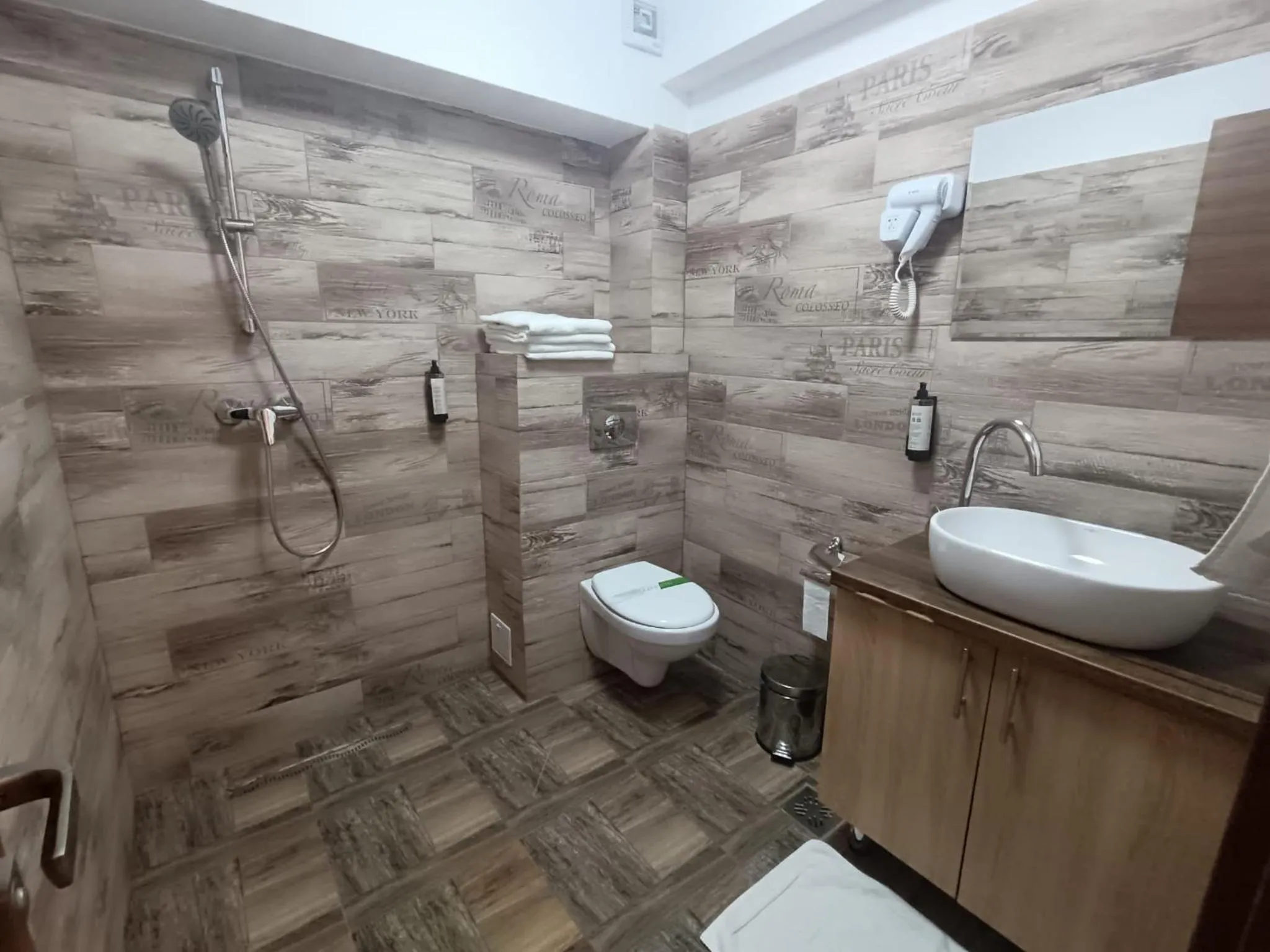 Shower in Conacul Radacinilor