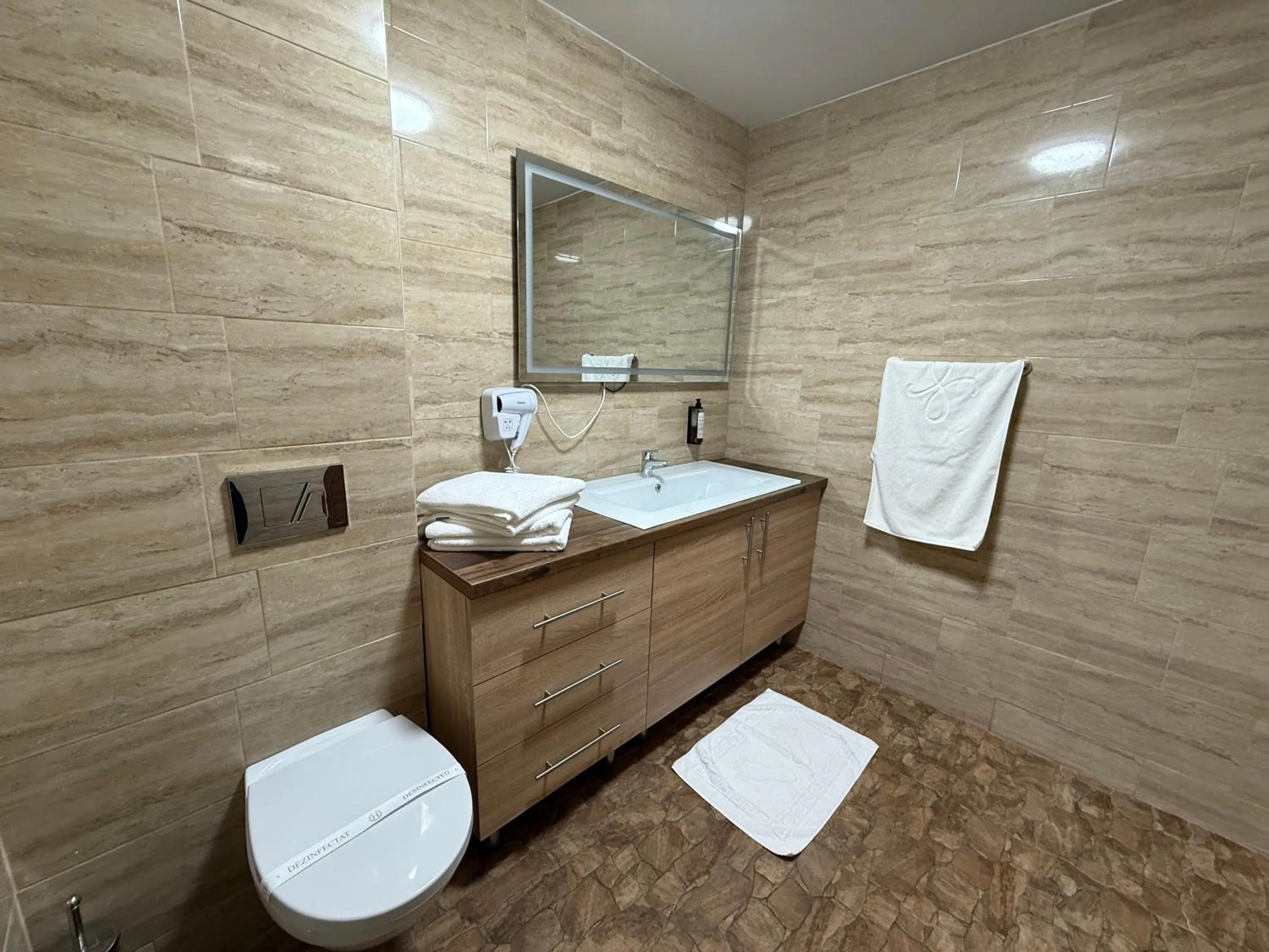 Shower in Conacul Radacinilor