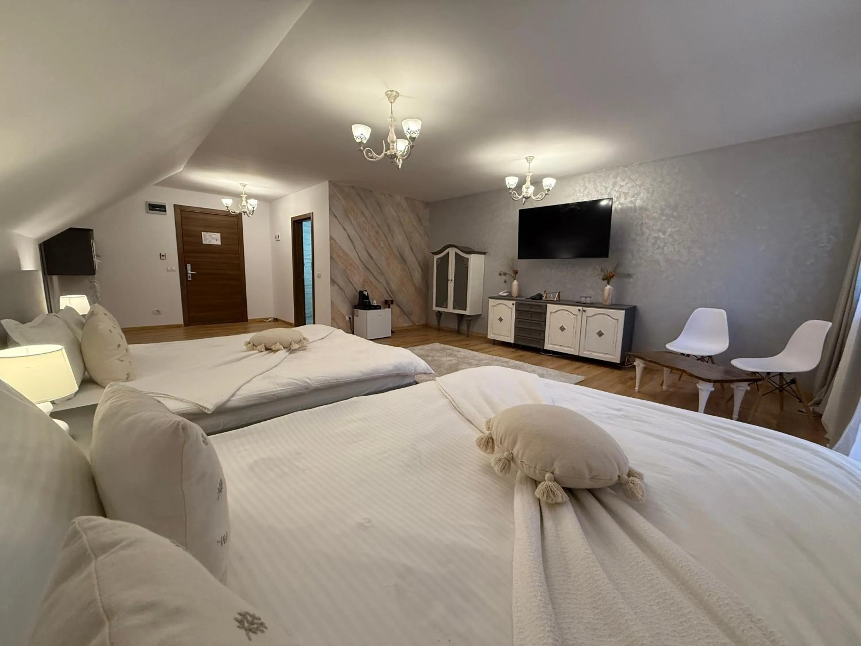 Communal lounge/ TV room, Bed in Conacul Radacinilor