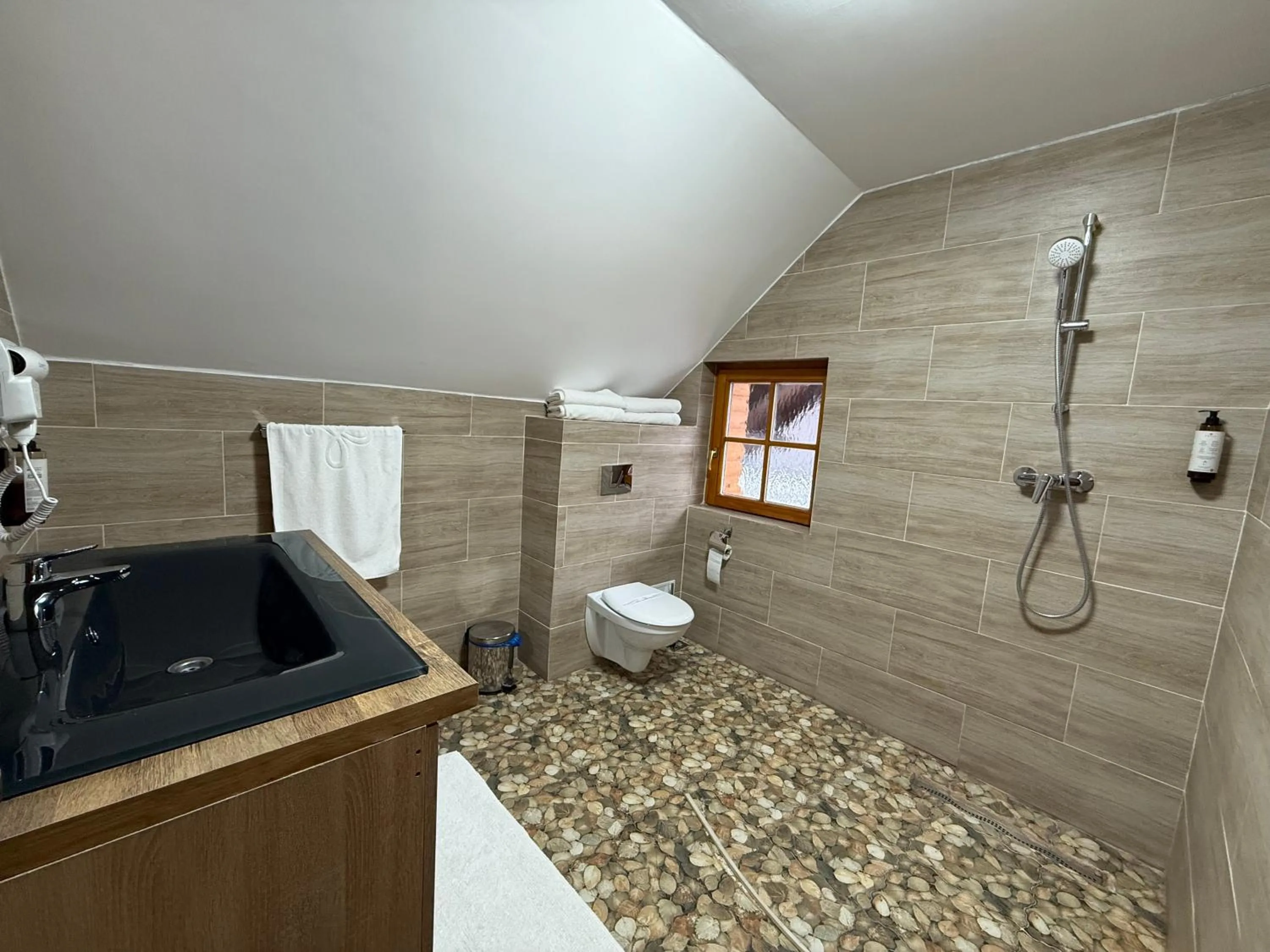 Shower in Conacul Radacinilor