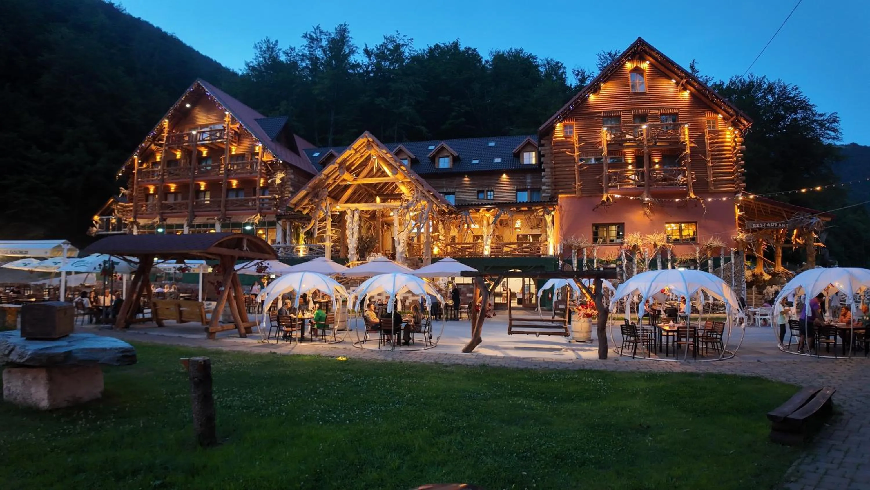 Property building in Conacul Radacinilor