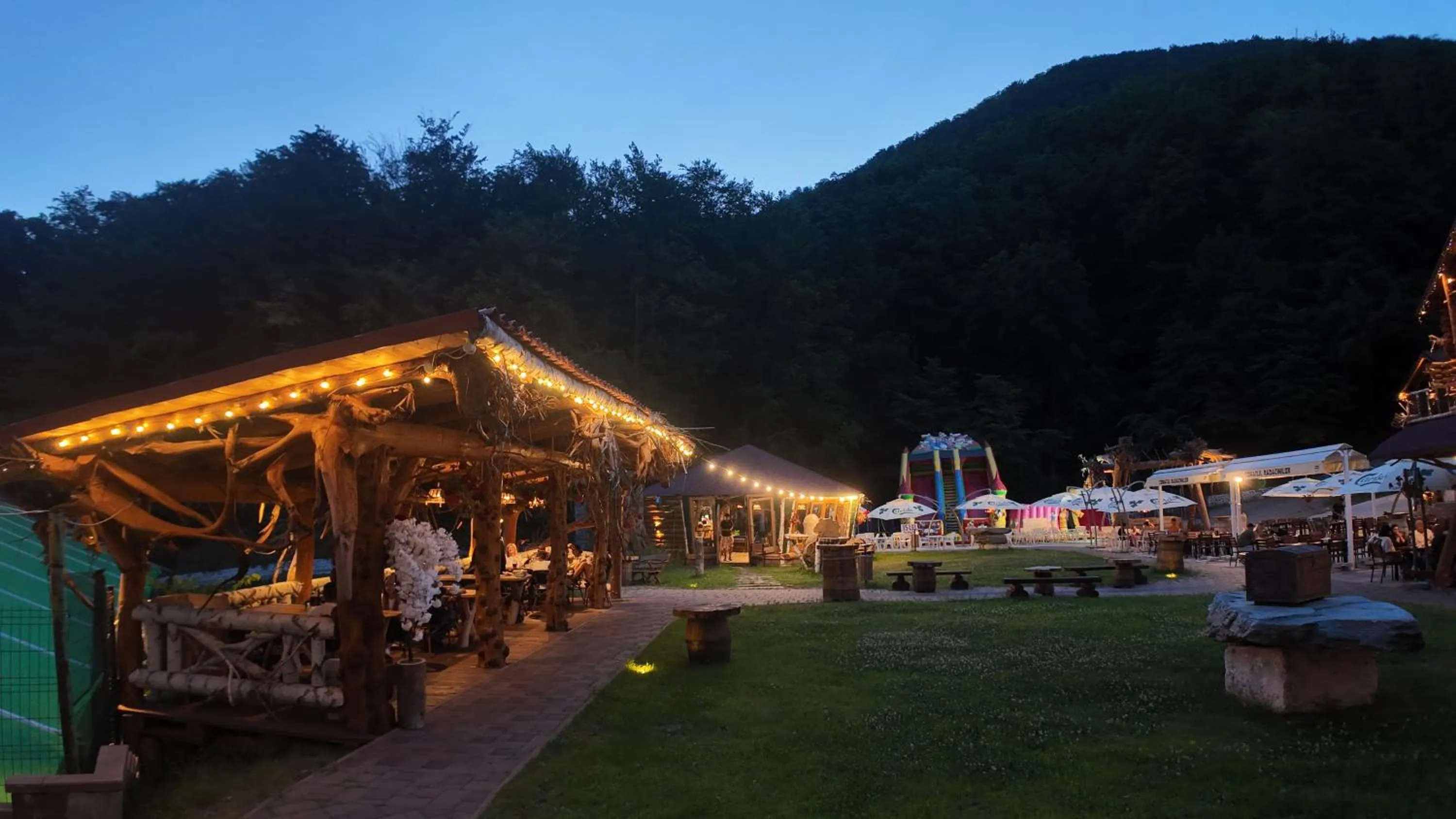 Night in Conacul Radacinilor