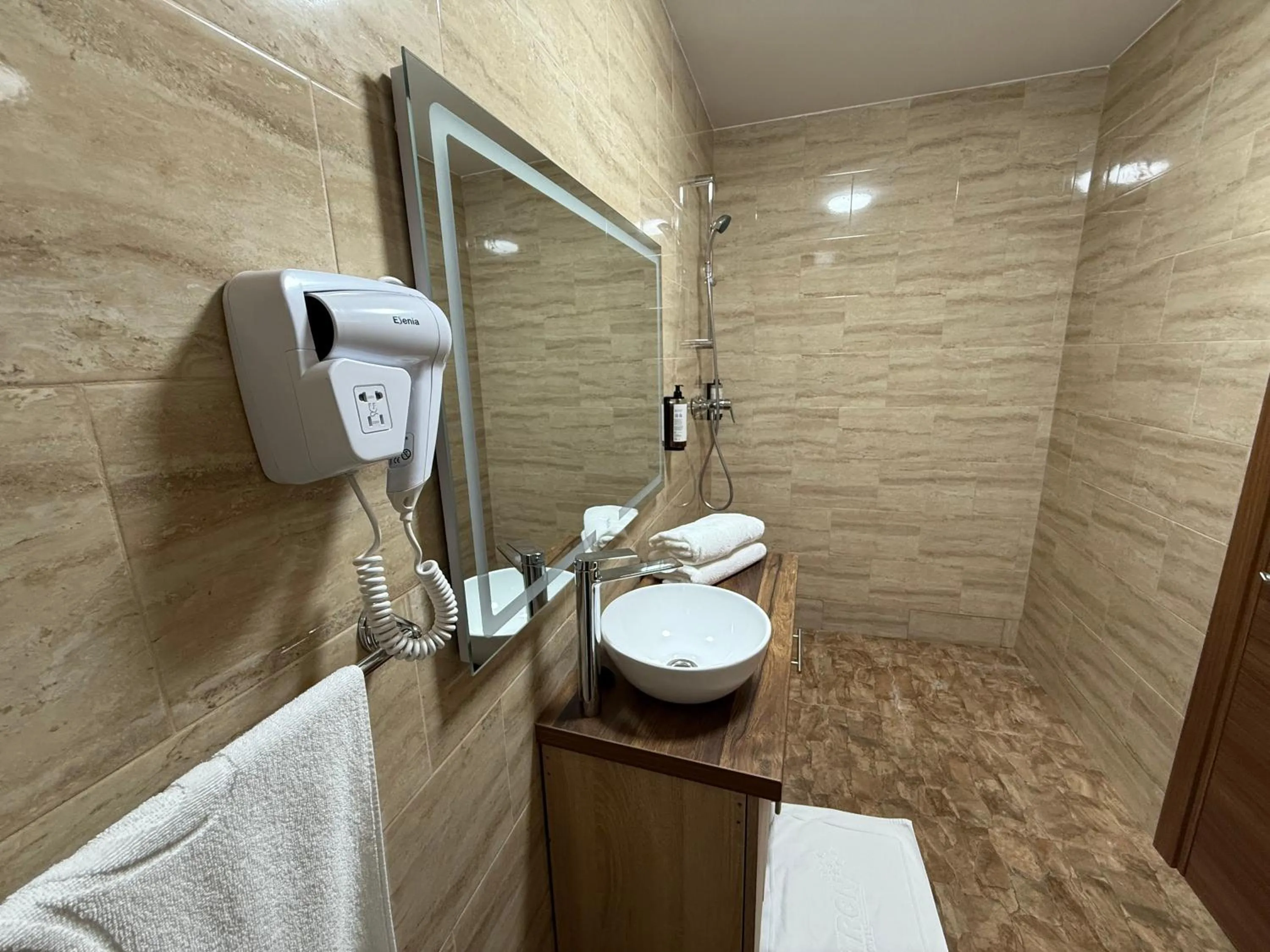 Shower in Conacul Radacinilor